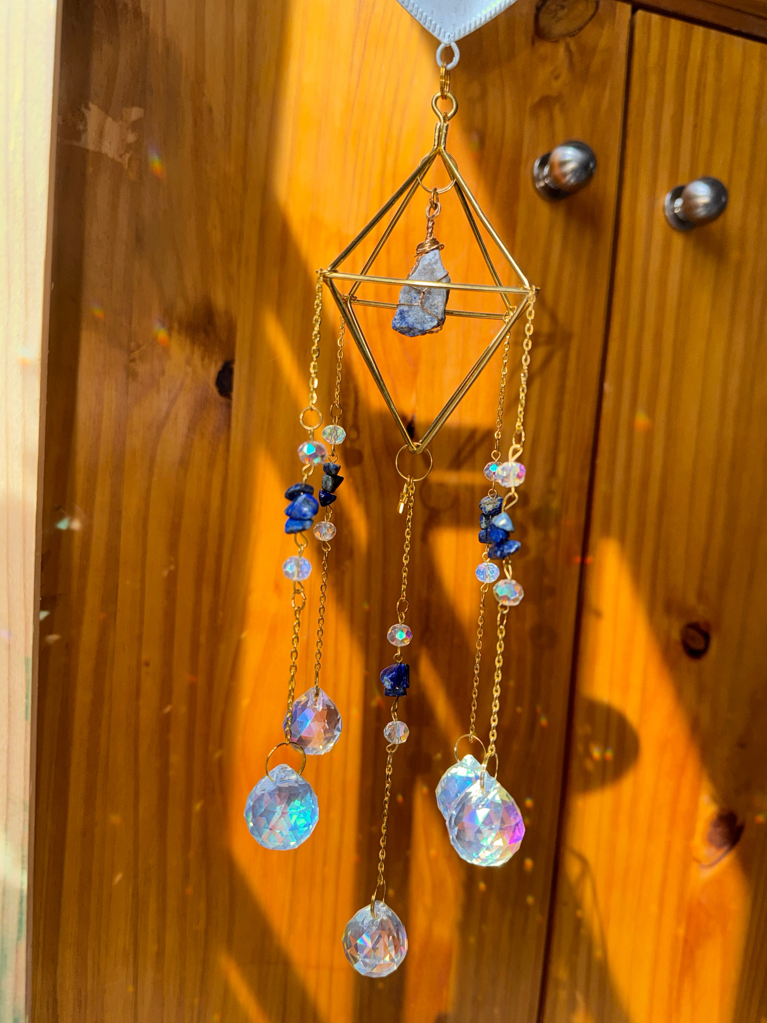 Attrape-soleil cage dorée, cœur blanc et pierres de lapis lazuli – Suncatcher fait main décoration bien-être