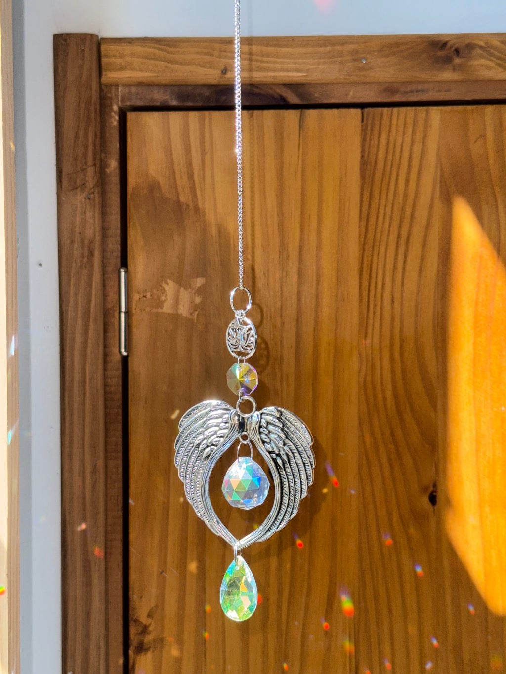 Attrape-soleil ailes d’ange argentées et sa fleur de lotus – Suncatcher artisanal décoration angélique