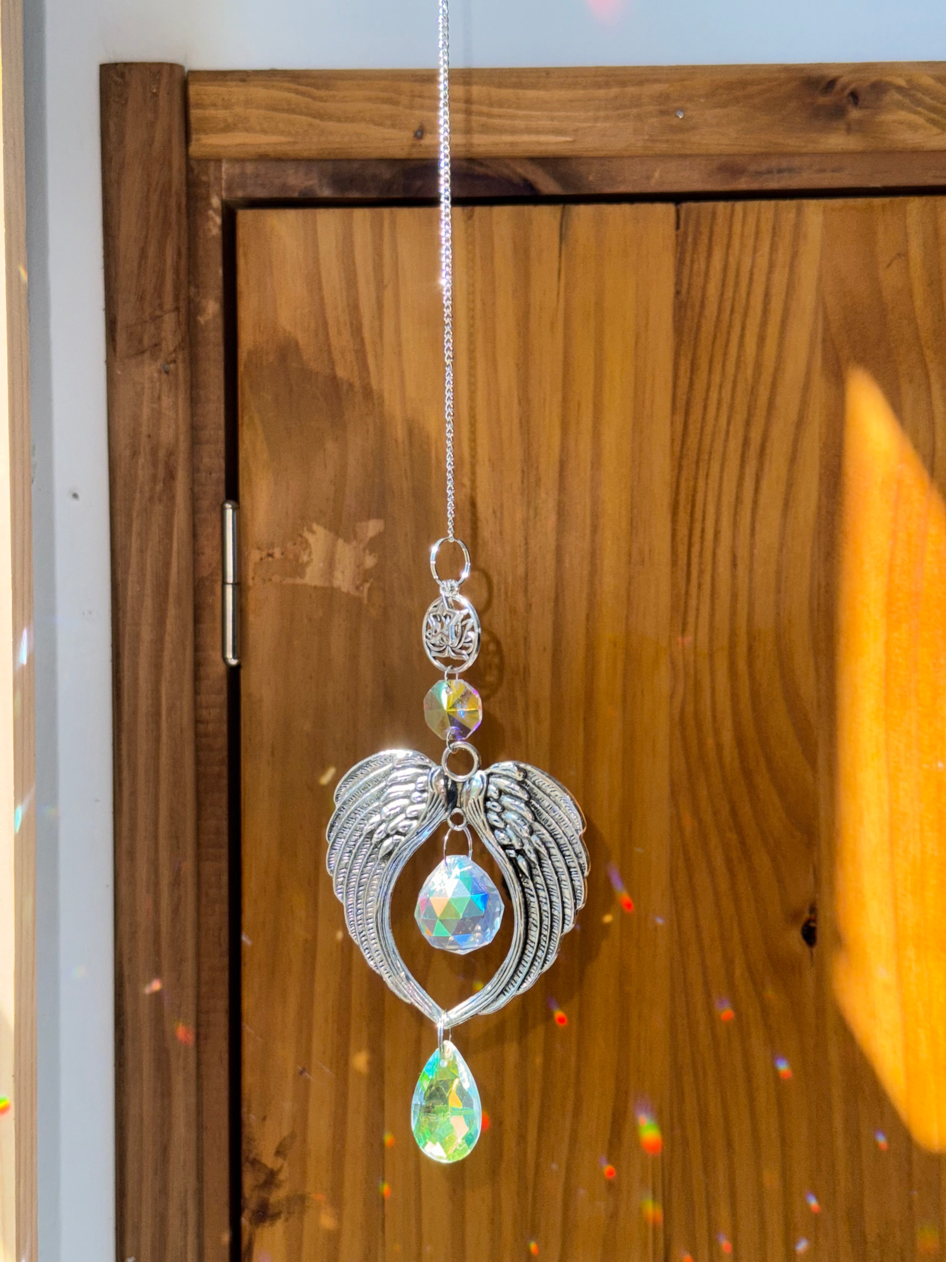 Attrape-soleil ailes d’ange argentées et sa fleur de lotus – Suncatcher artisanal décoration angélique