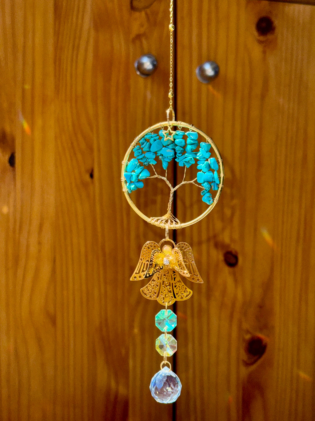 Attrape-soleil arbre de vie en pierres turquoise et ange doré – Suncatcher fait main décoration bien-être