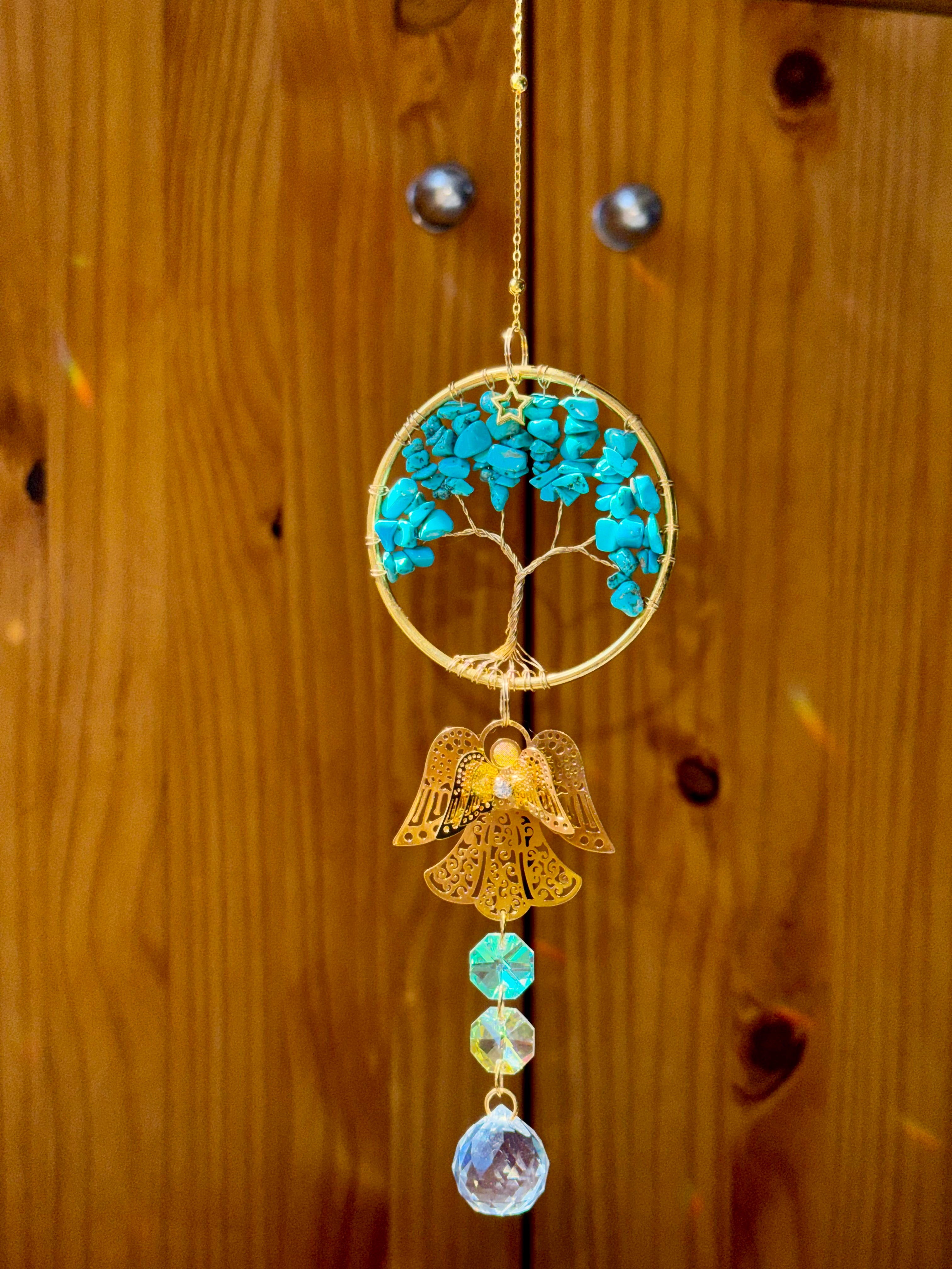 Attrape-soleil arbre de vie en pierres turquoise et ange doré – Suncatcher fait main décoration bien-être