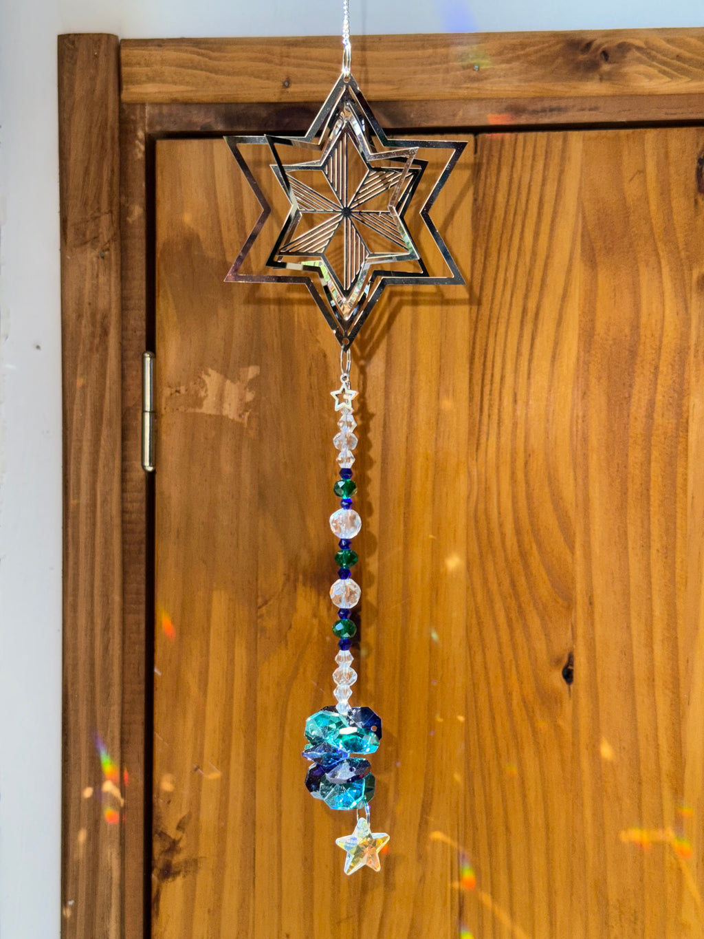 Attrape-soleil étoile argentée et pierres bleues et vertes – Suncatcher fait main décoration lumineuse