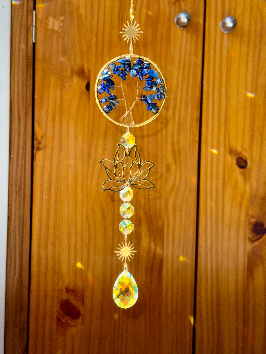 Attrape-soleil arbre de vie en lapis lazuli et fleur de lotus dorée – Suncatcher fait main décoration bien-être