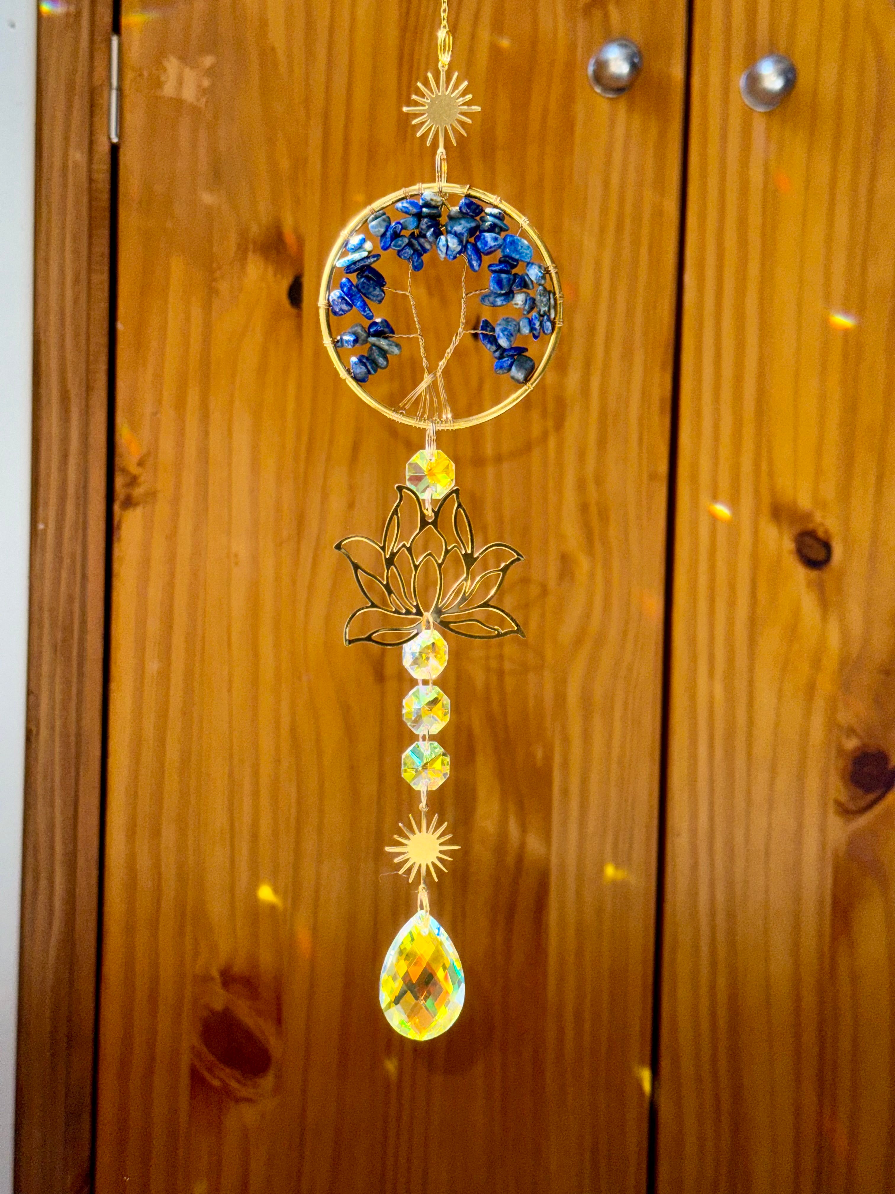Attrape-soleil arbre de vie en lapis lazuli et fleur de lotus dorée – Suncatcher fait main décoration bien-être