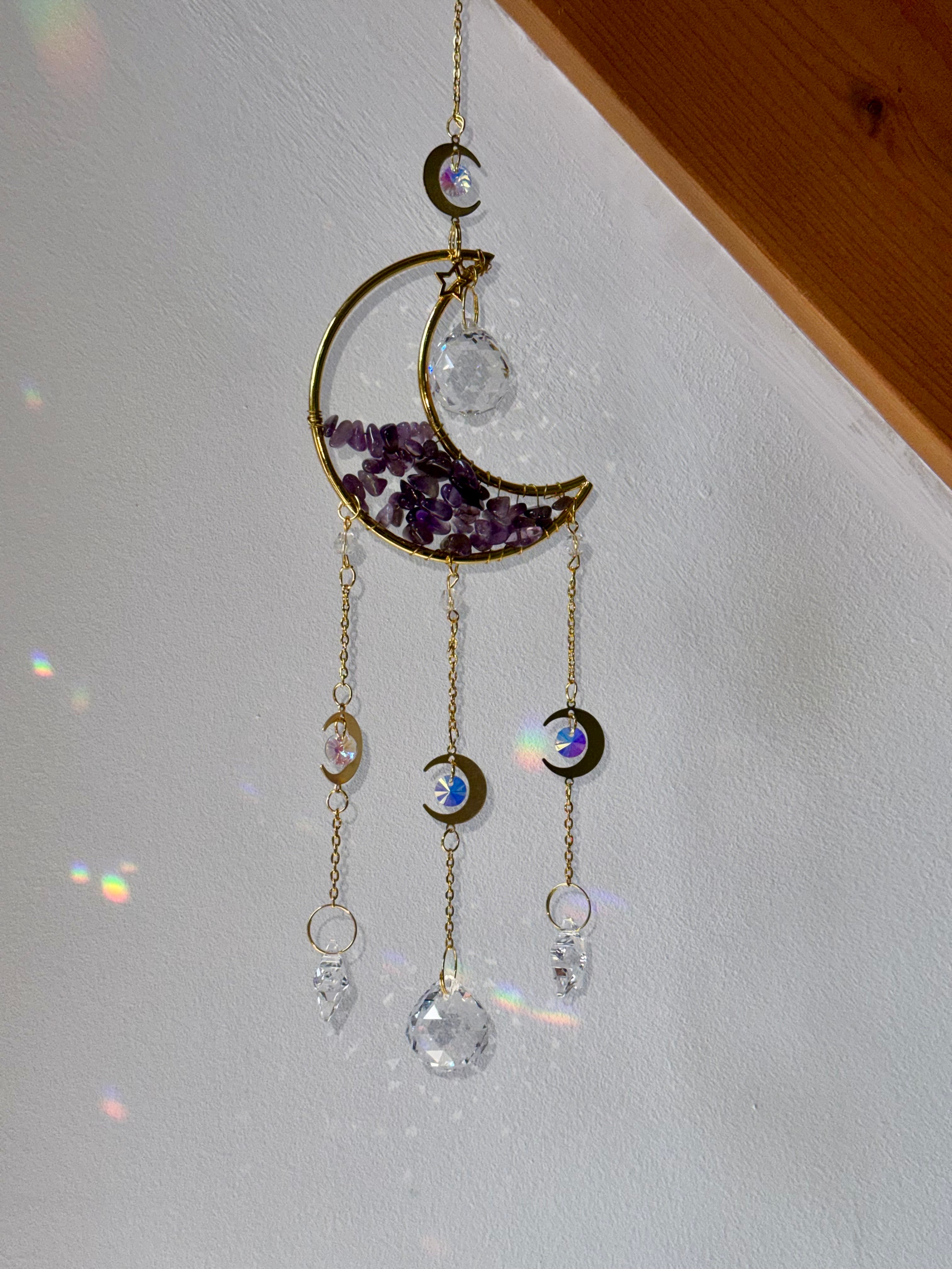 Attrape-soleil petite lune et pierres d’améthyste avec prismes en cristal – Suncatcher fait main décoration fenêtre lumineuse