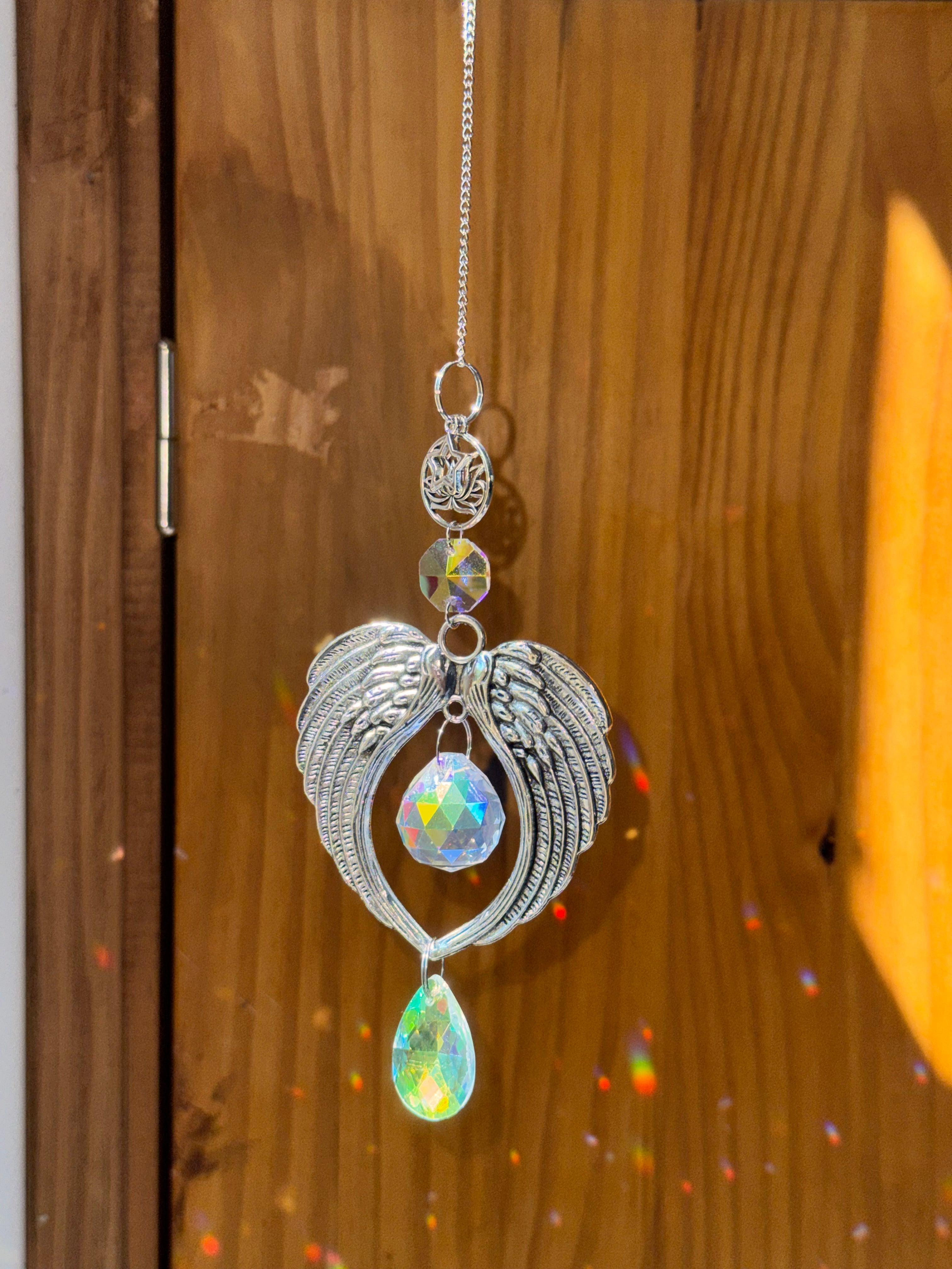 Attrape-soleil ailes d’ange argentées et sa fleur de lotus – Suncatcher artisanal décoration angélique