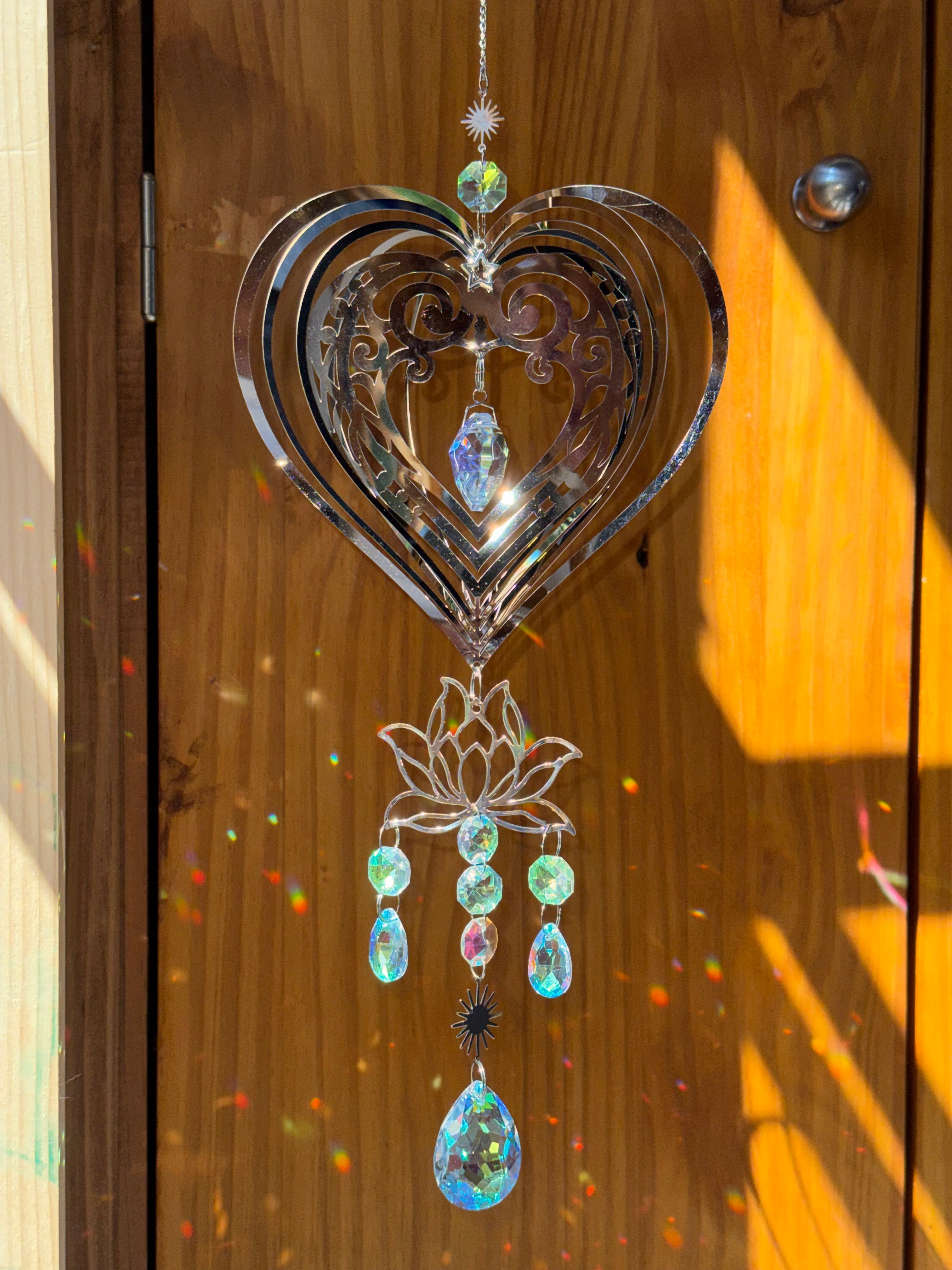 Attrape-soleil grand cœur argenté en relief et fleur de lotus – Suncatcher fait main décoration bien-être