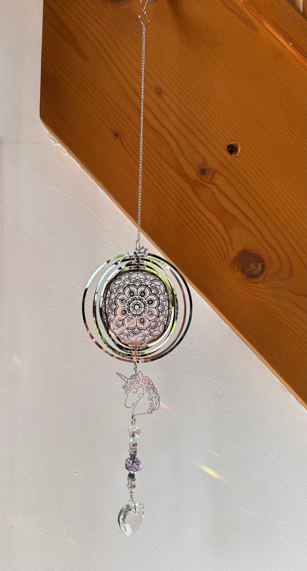 Attrape-soleil mandala et licorne en cristal – Suncatcher féerique fait main décoration fenêtre lumineuse