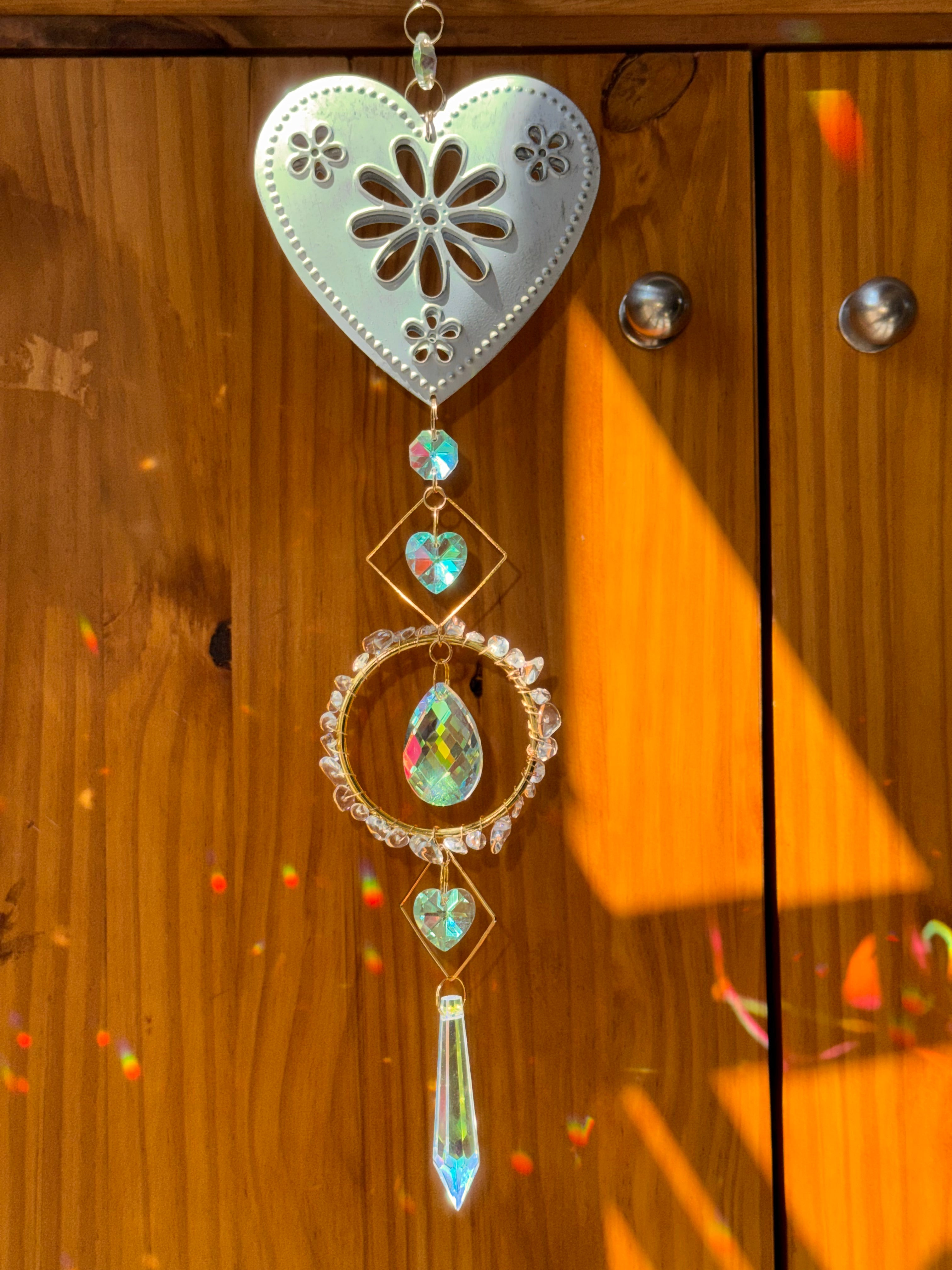 Attrape-soleil cœur blanc fleuri et cristal de roche – Suncatcher fait main