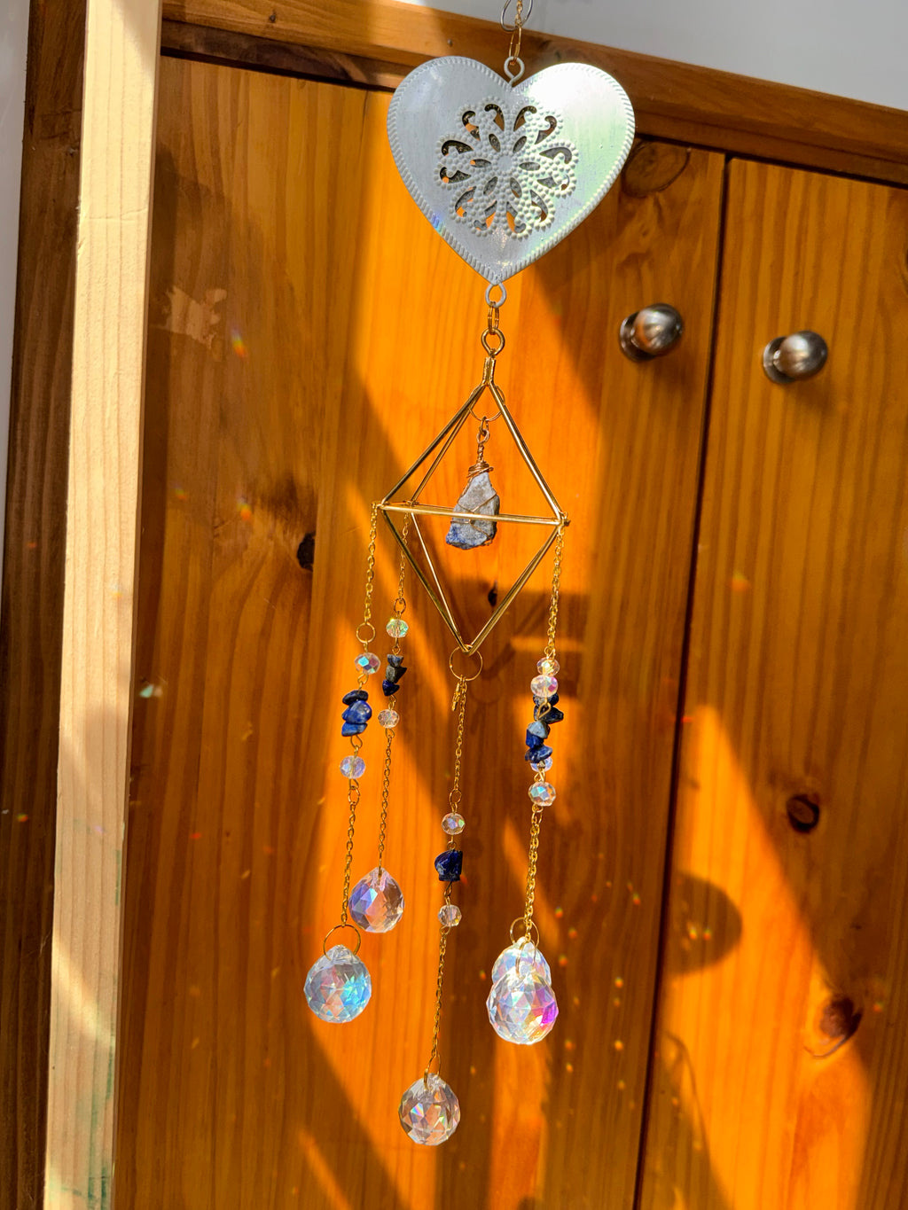 Attrape-soleil cage dorée, cœur blanc et pierres de lapis lazuli – Suncatcher fait main décoration bien-être