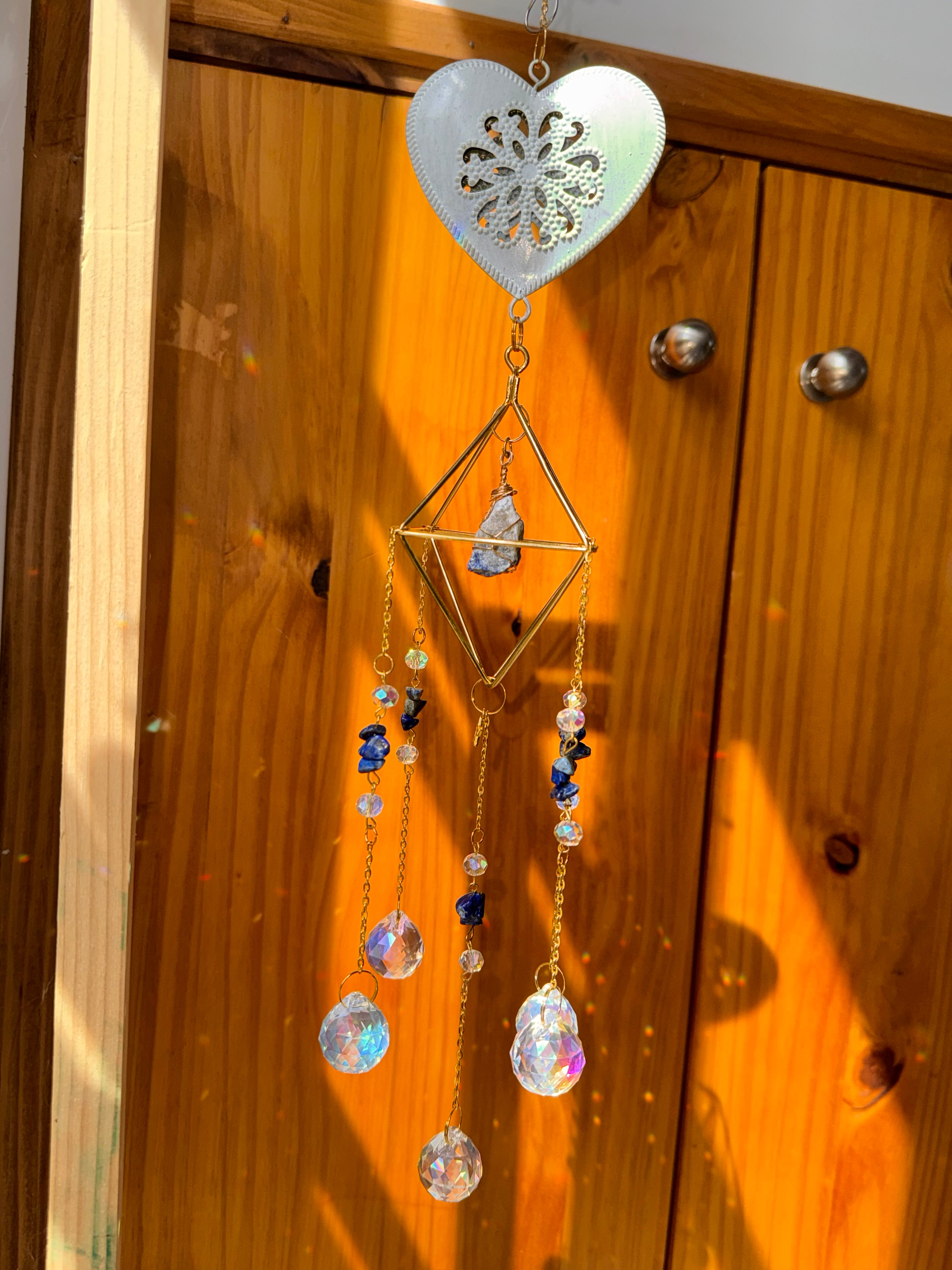 Attrape-soleil cage dorée, cœur blanc et pierres de lapis lazuli – Suncatcher fait main décoration bien-être