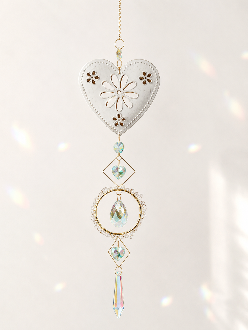 Attrape-soleil cœur blanc fleuri et cristal de roche – Suncatcher fait main