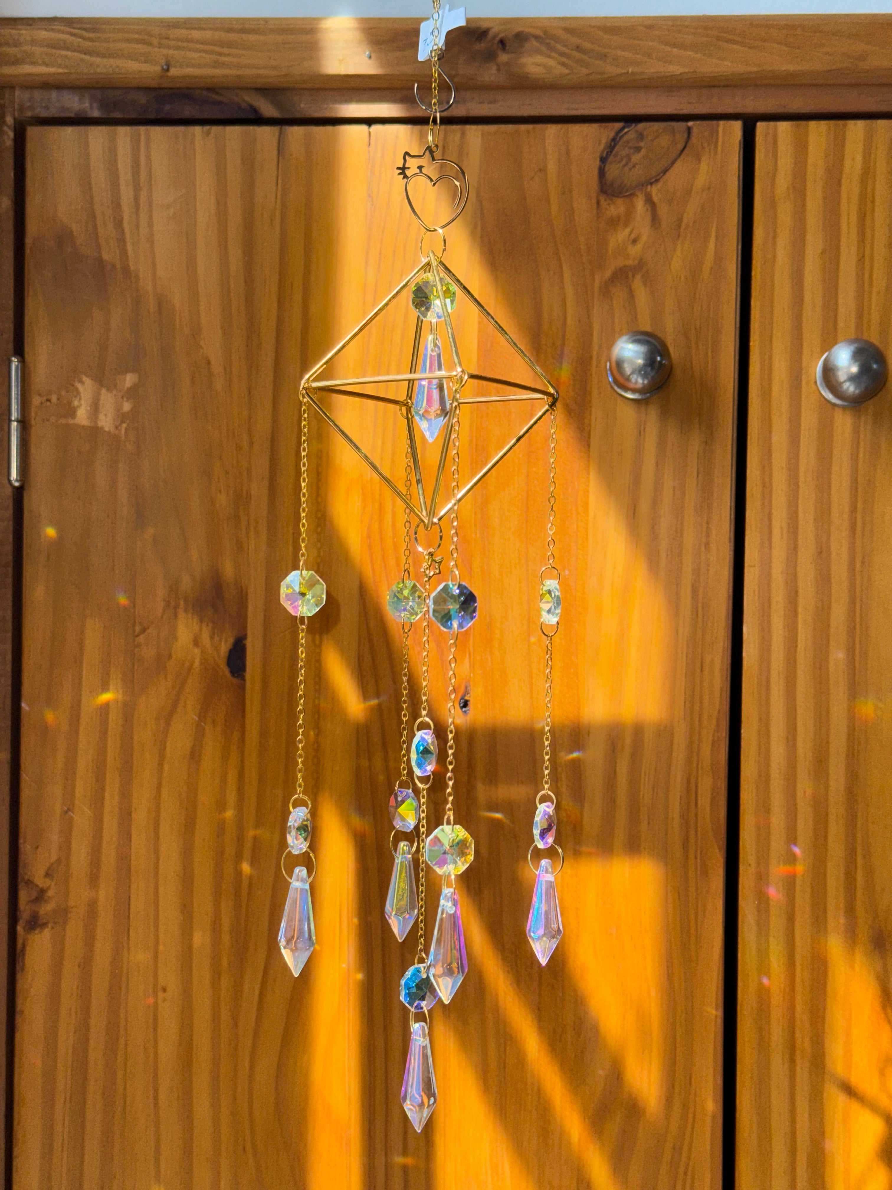 Attrape-soleil cage dorée et chat cœur – Suncatcher fait main décoration féerique