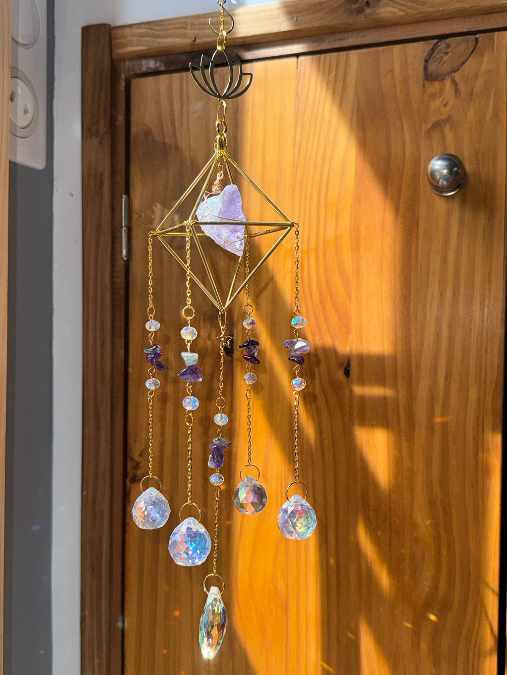 Attrape-soleil cage dorée, fleur de lotus et pierres d’améthyste – Suncatcher fait main décoration bien-être