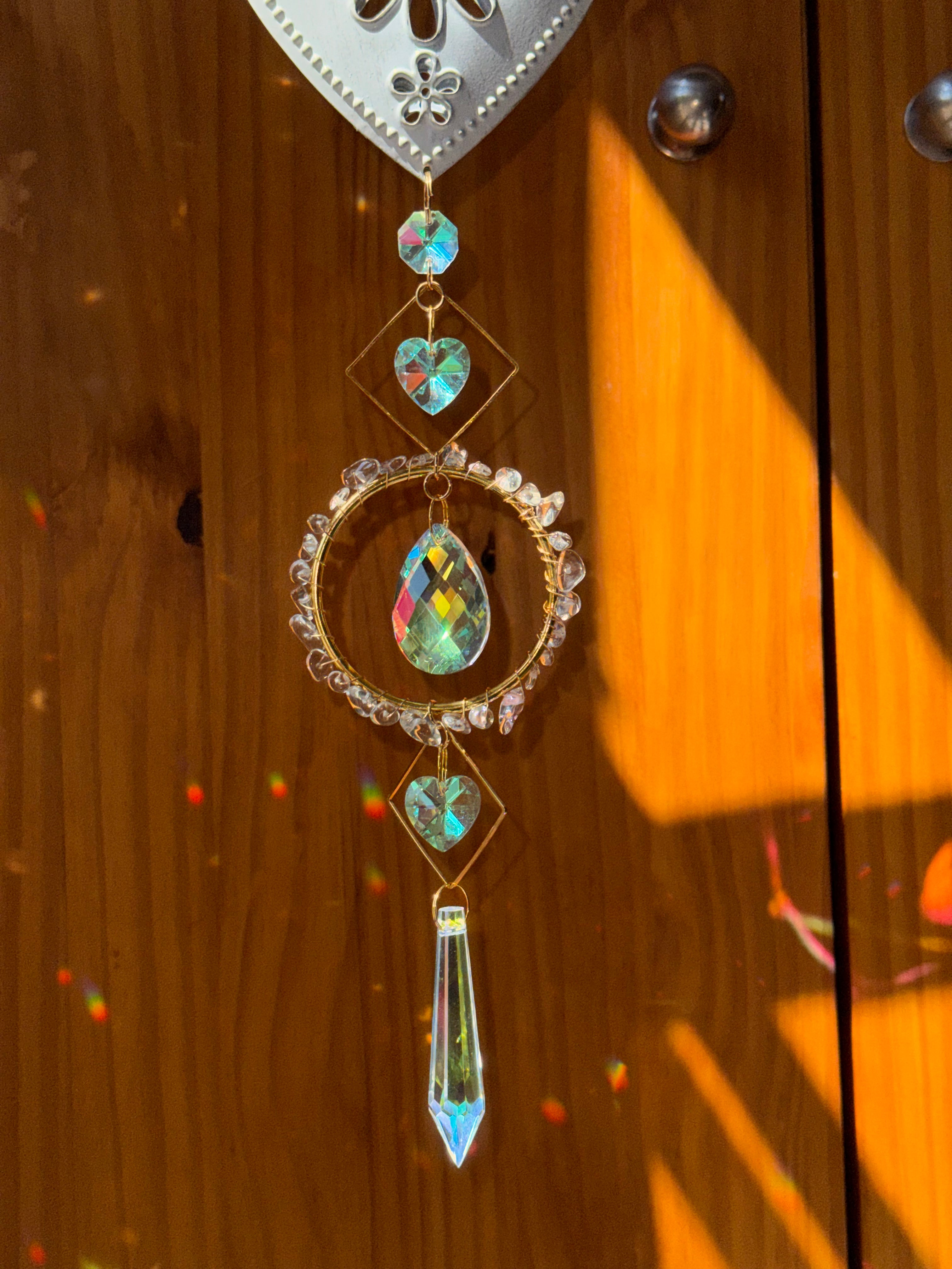Attrape-soleil cœur blanc fleuri et cristal de roche – Suncatcher fait main