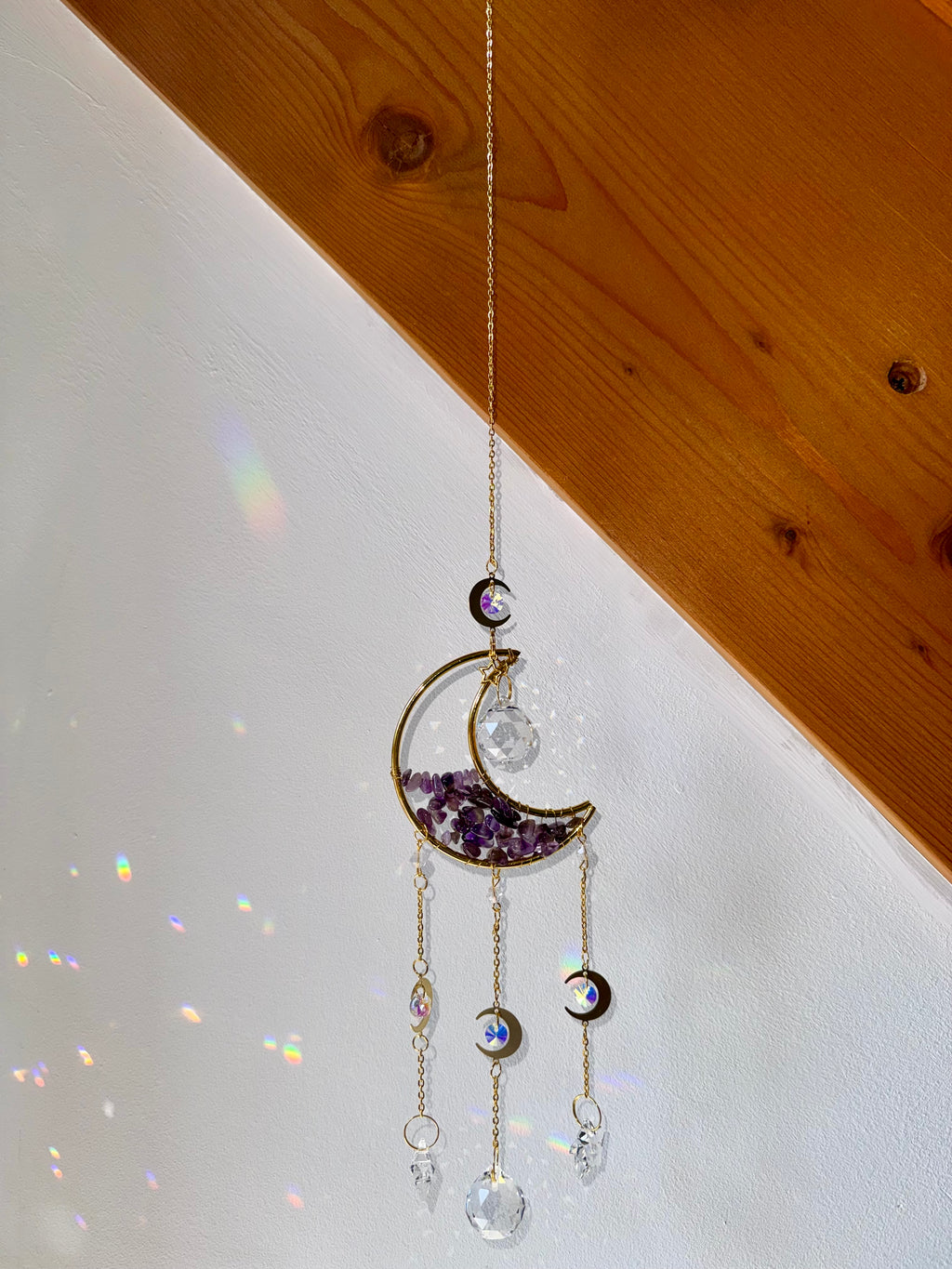 Attrape-soleil petite lune et pierres d’améthyste avec prismes en cristal – Suncatcher fait main décoration fenêtre lumineuse