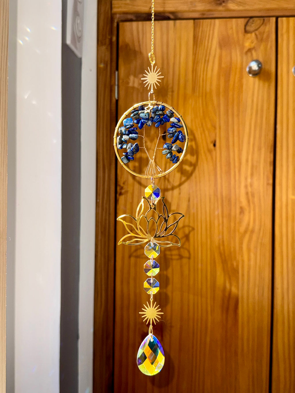 Attrape-soleil arbre de vie en lapis lazuli et fleur de lotus dorée – Suncatcher fait main décoration bien-être