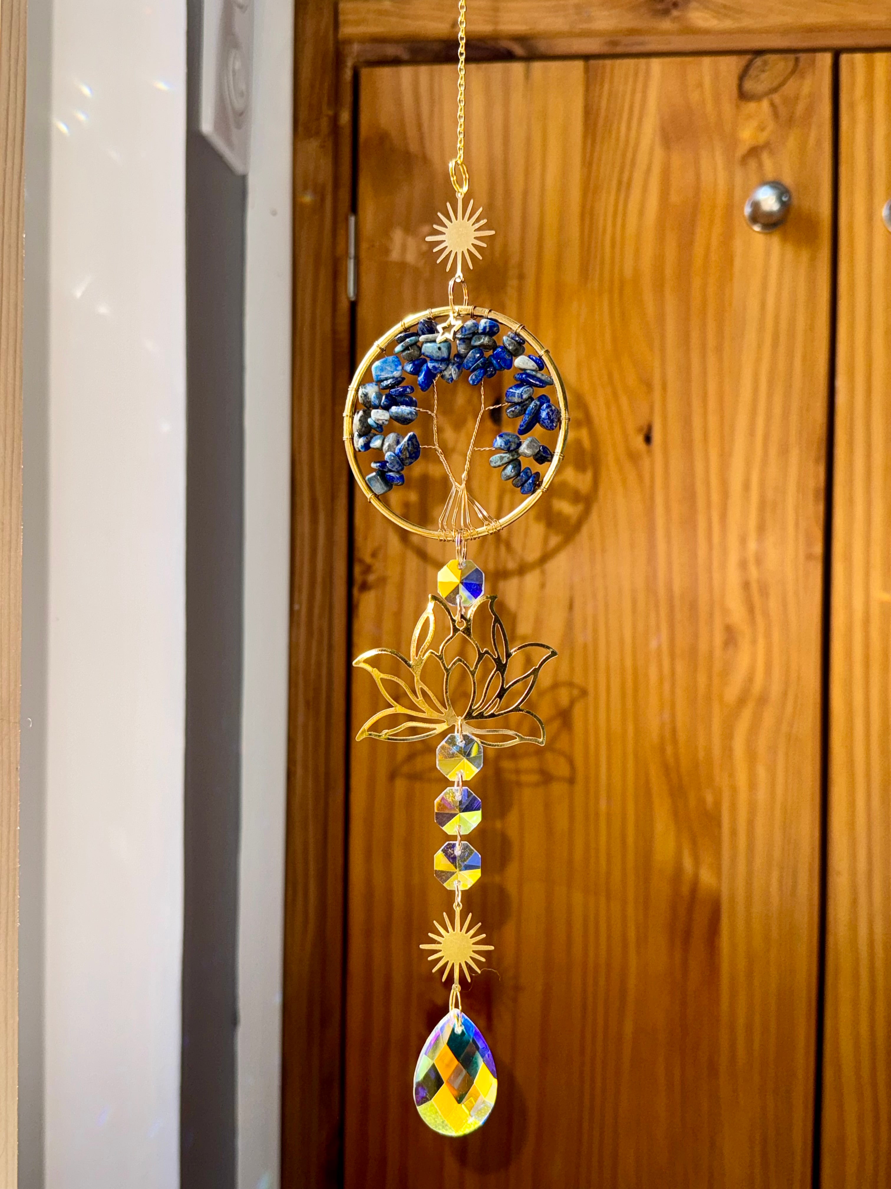 Attrape-soleil arbre de vie en lapis lazuli et fleur de lotus dorée – Suncatcher fait main décoration bien-être