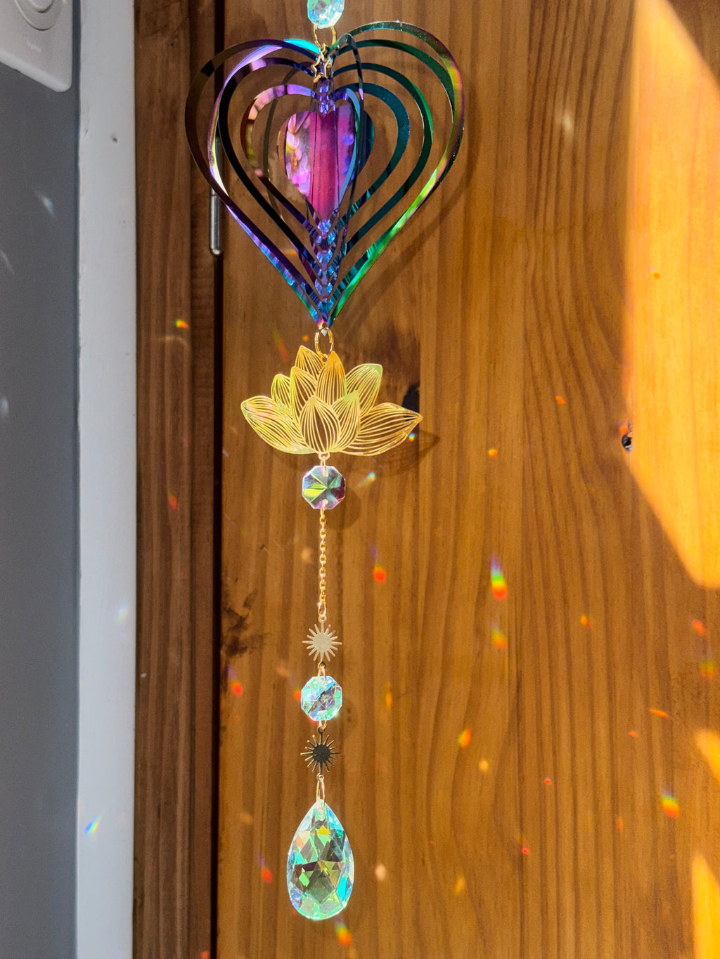 Attrape-soleil cœur et fleur de lotus – Amour, pureté et lumière irisée – Suncatcher fait main
