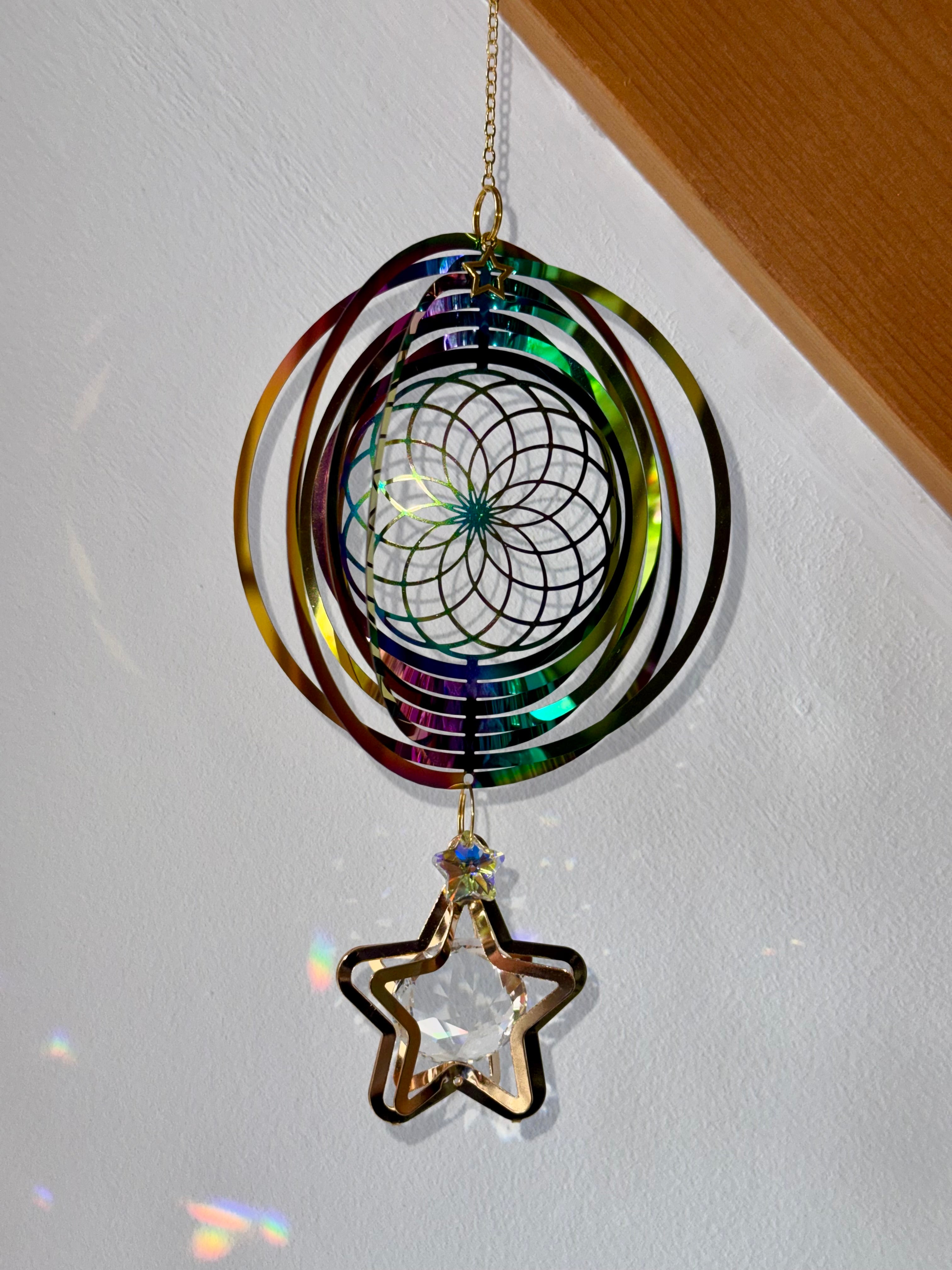 Attrape-soleil mandala coloré et étoile dorée en cristal – Suncatcher fait main décoration fenêtre lumineuse