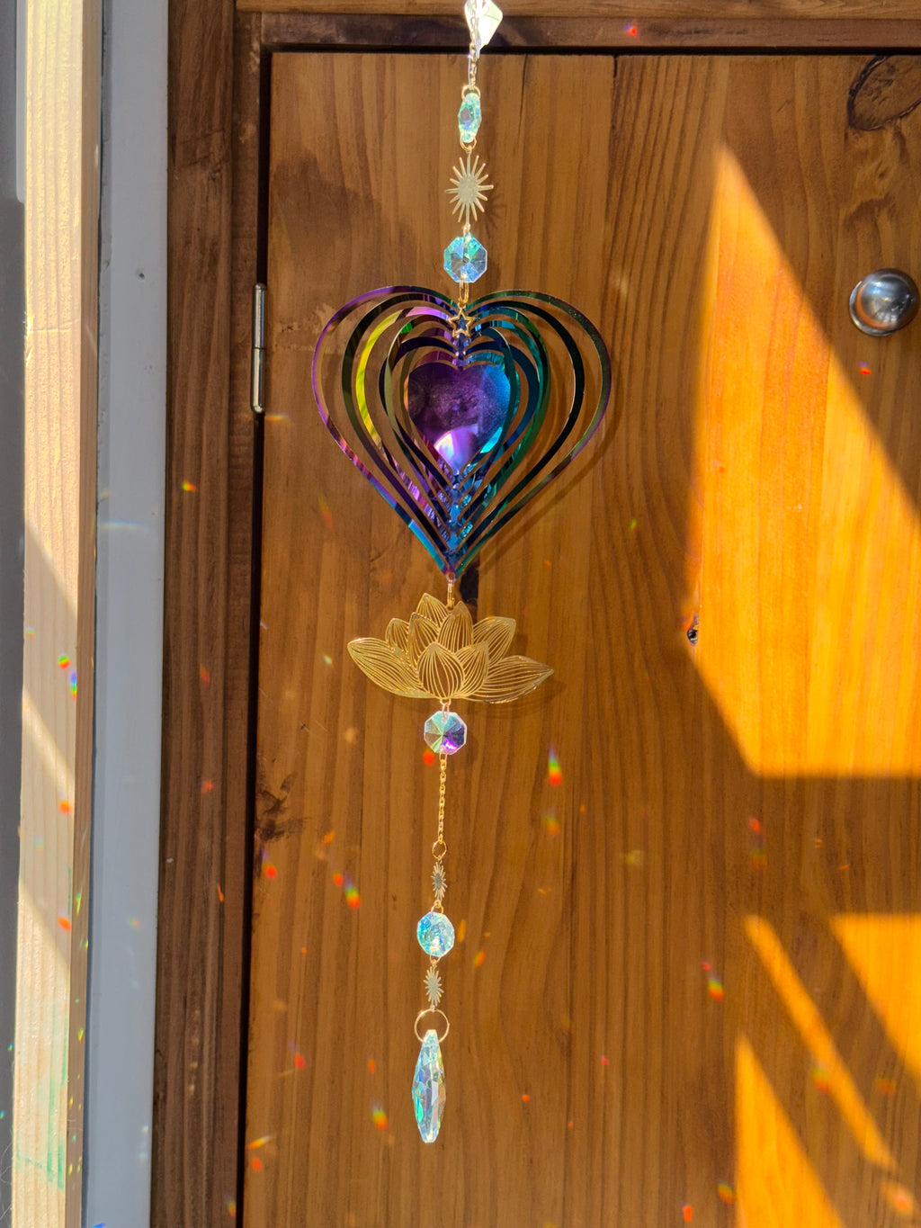 Attrape-soleil cœur et fleur de lotus – Amour, pureté et lumière irisée – Suncatcher fait main