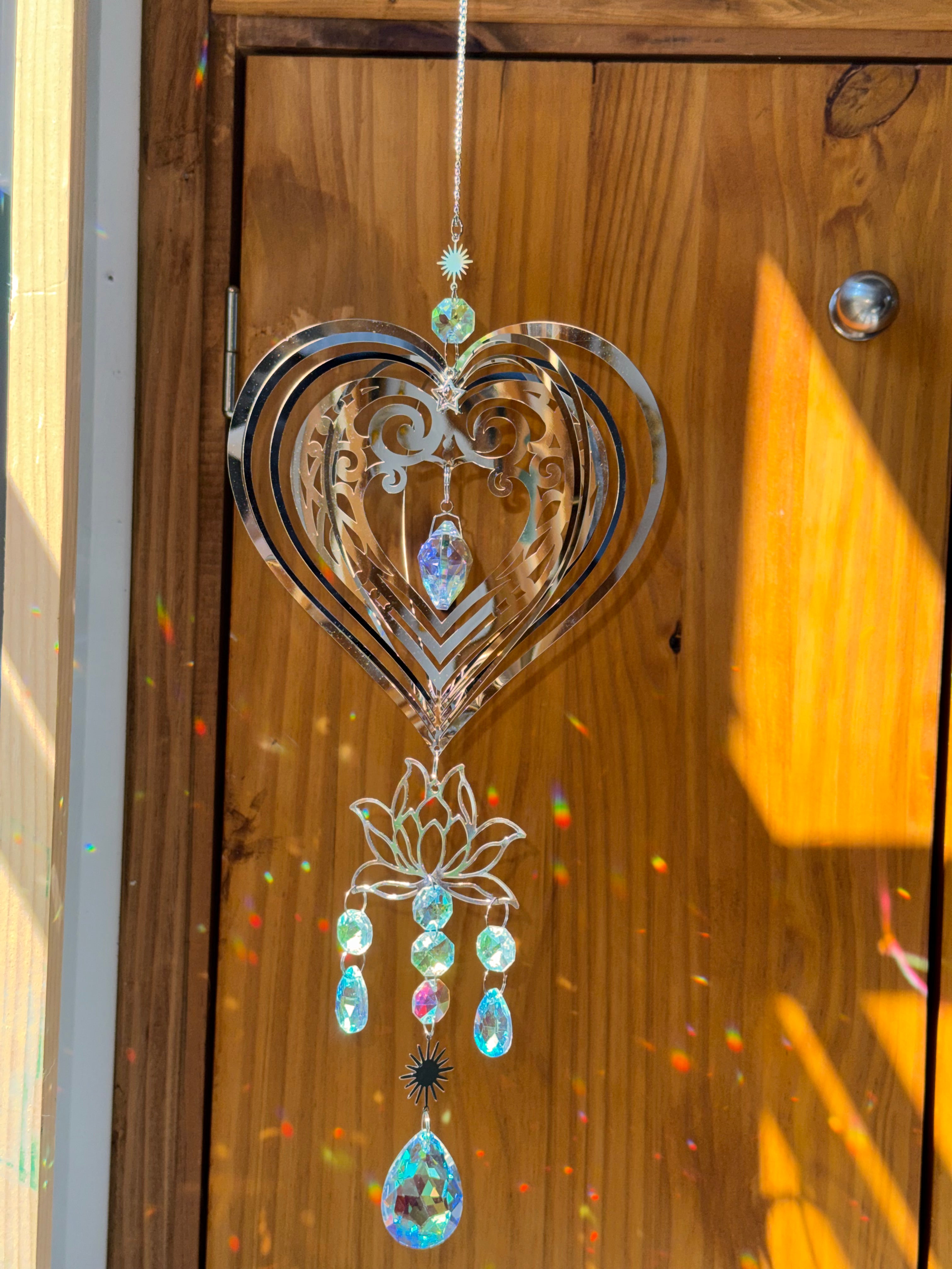 Attrape-soleil grand cœur argenté en relief et fleur de lotus – Suncatcher fait main décoration bien-être