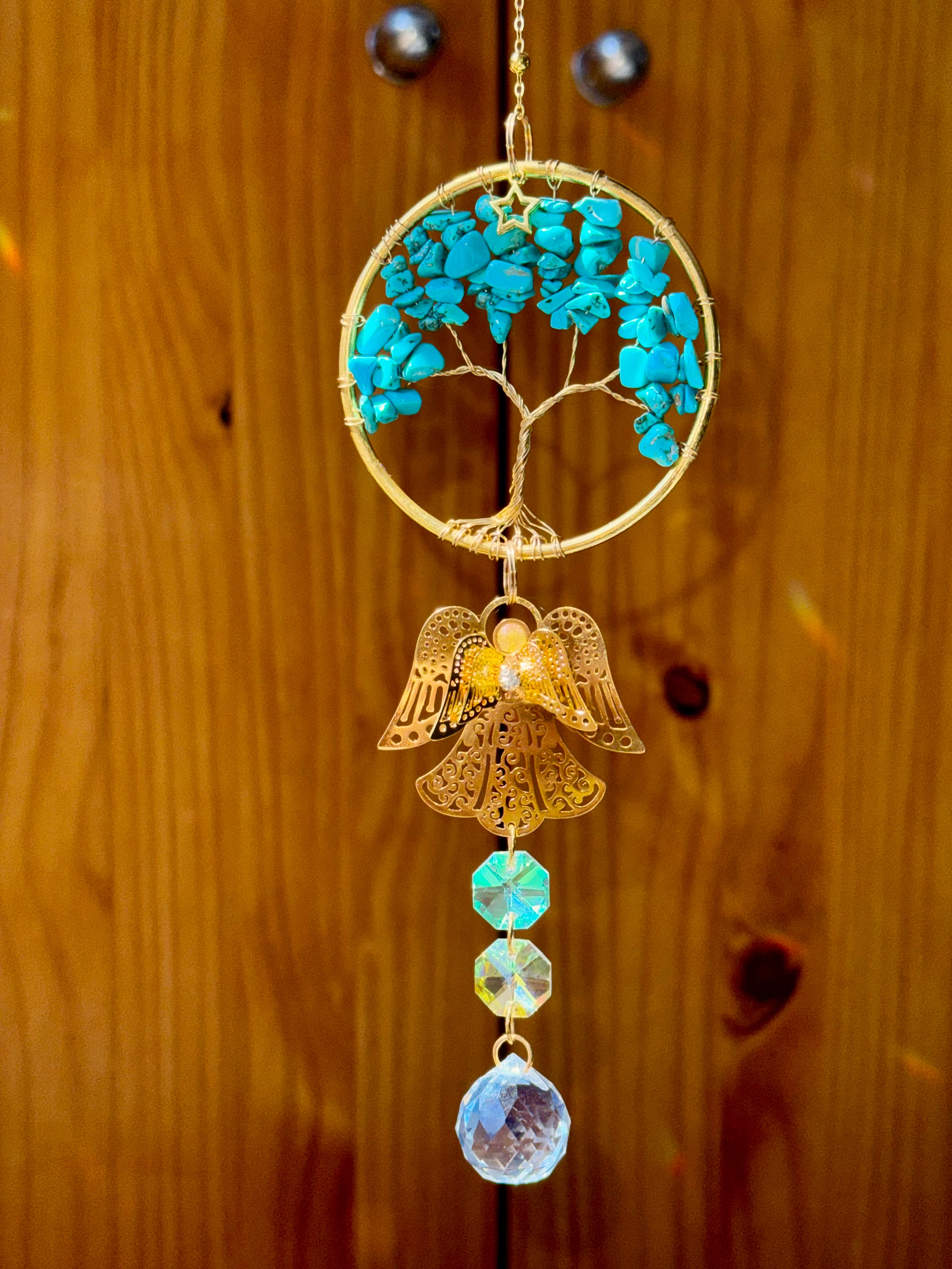 Attrape-soleil arbre de vie en pierres turquoise et ange doré – Suncatcher fait main décoration bien-être