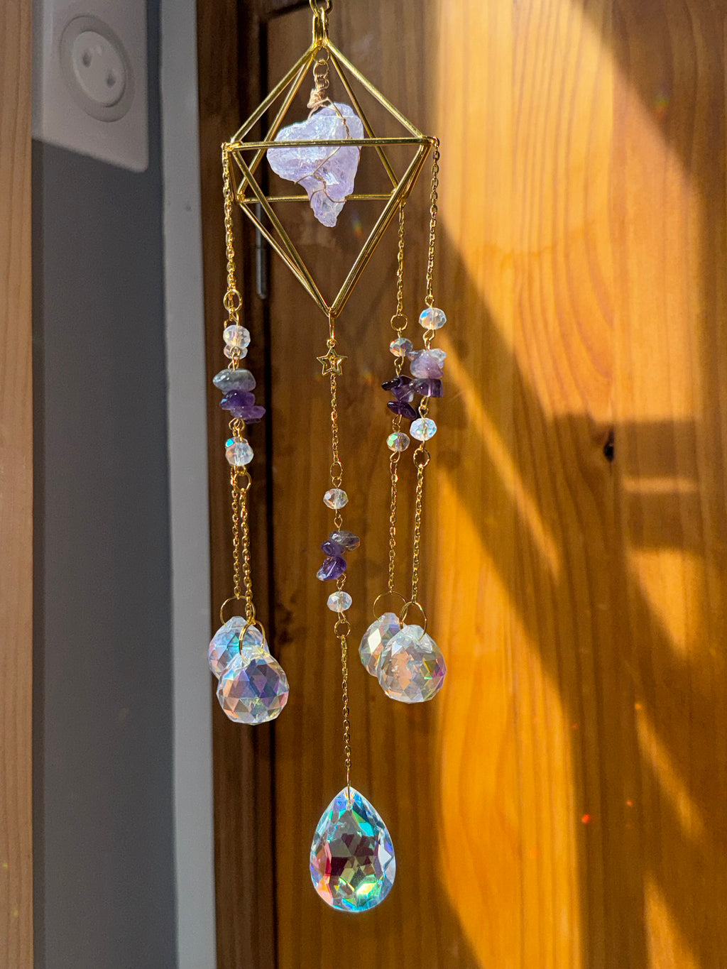 Attrape-soleil cage dorée, fleur de lotus et pierres d’améthyste – Suncatcher fait main décoration bien-être