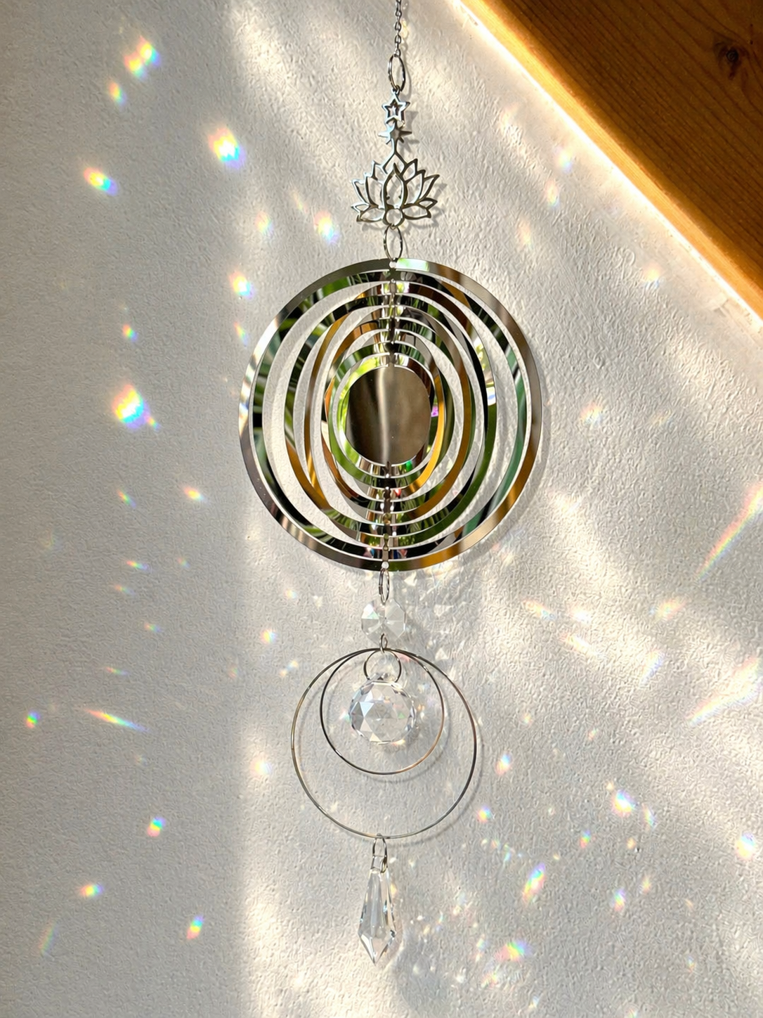 Attrape-soleil cercles argentés et fleur de lotus – Pureté & Lumière