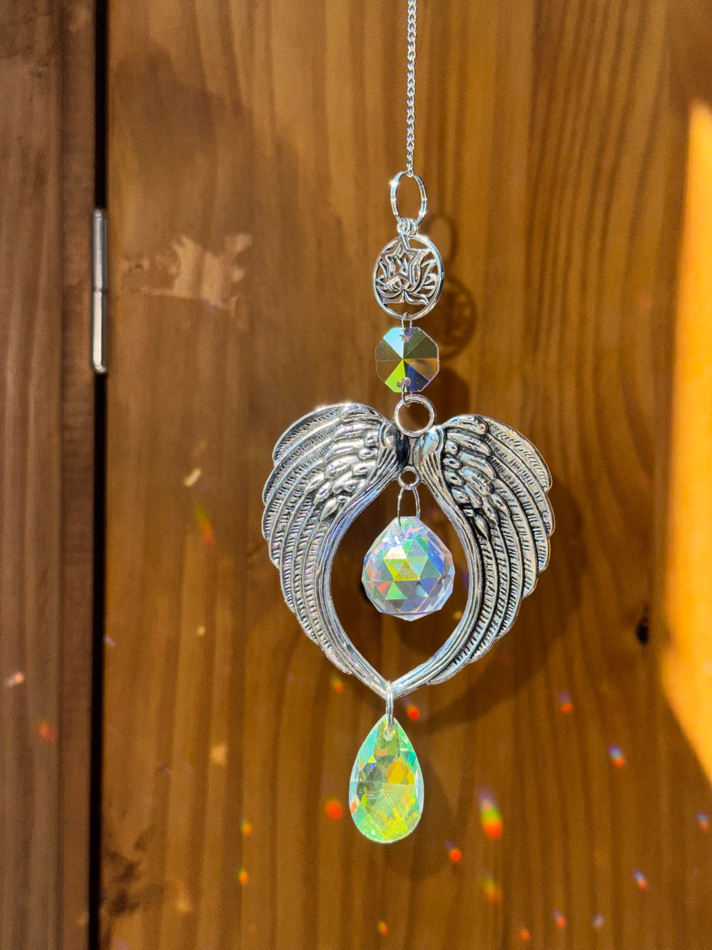 Attrape-soleil ailes d’ange argentées et sa fleur de lotus – Suncatcher artisanal décoration angélique