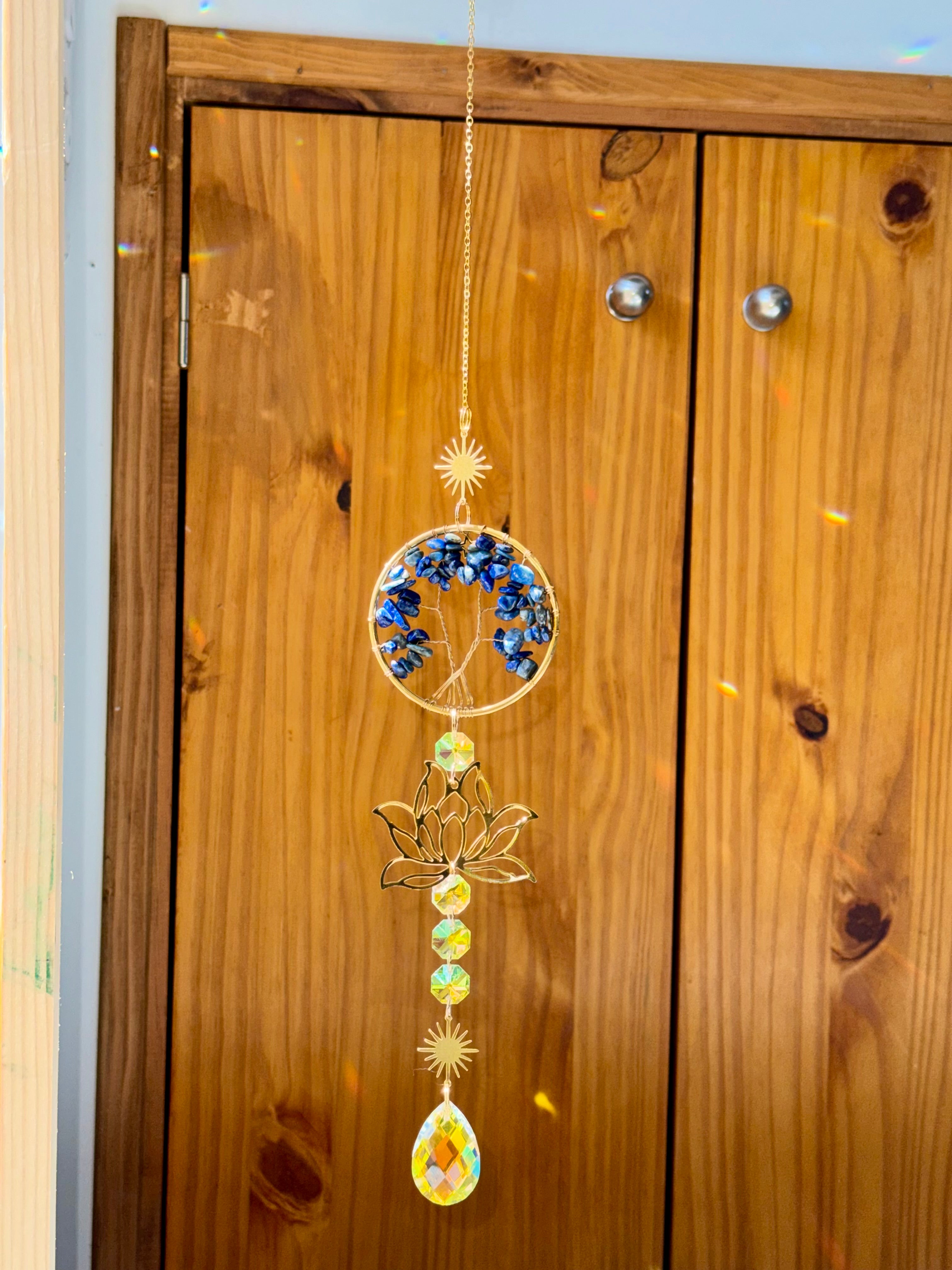 Attrape-soleil arbre de vie en lapis lazuli et fleur de lotus dorée – Suncatcher fait main décoration bien-être