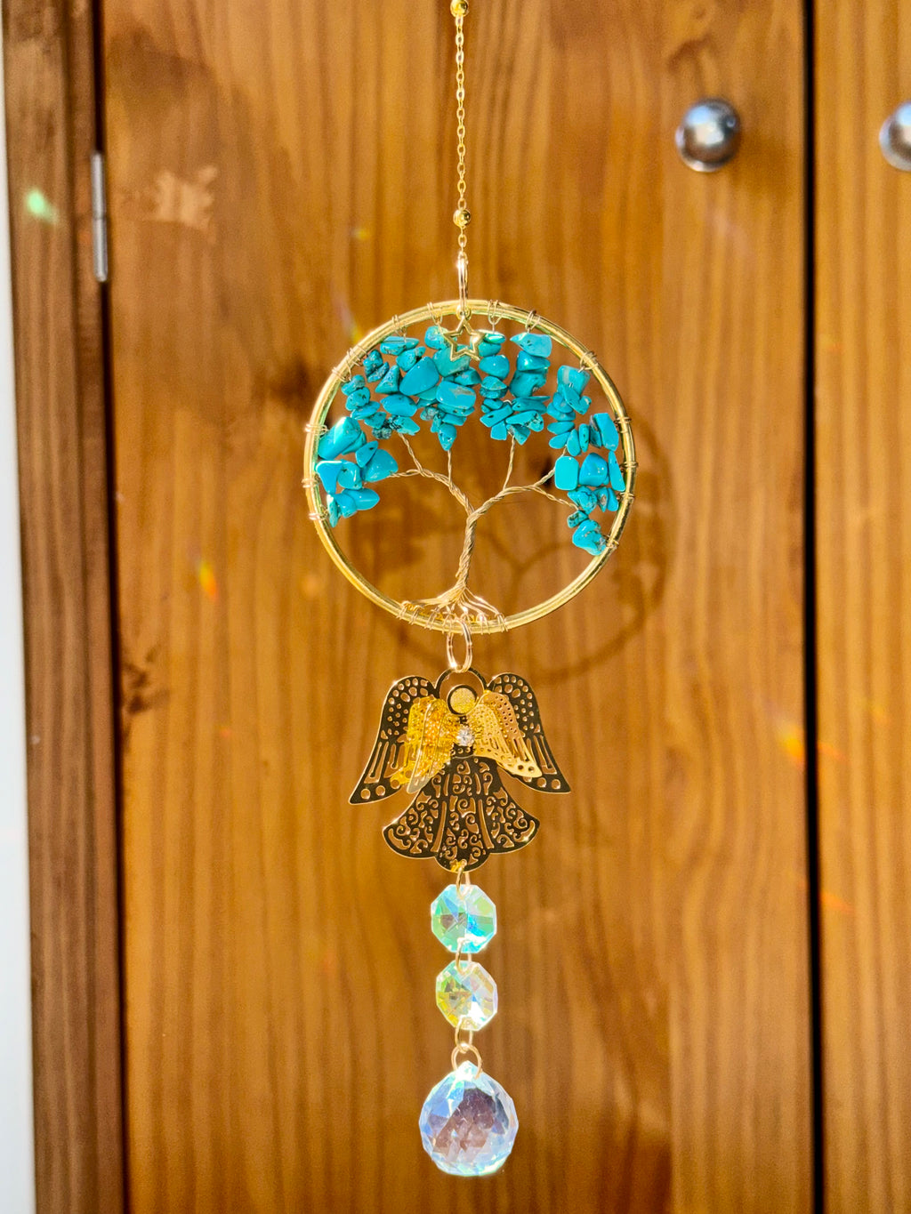 Attrape-soleil arbre de vie en pierres turquoise et ange doré – Suncatcher fait main décoration bien-être