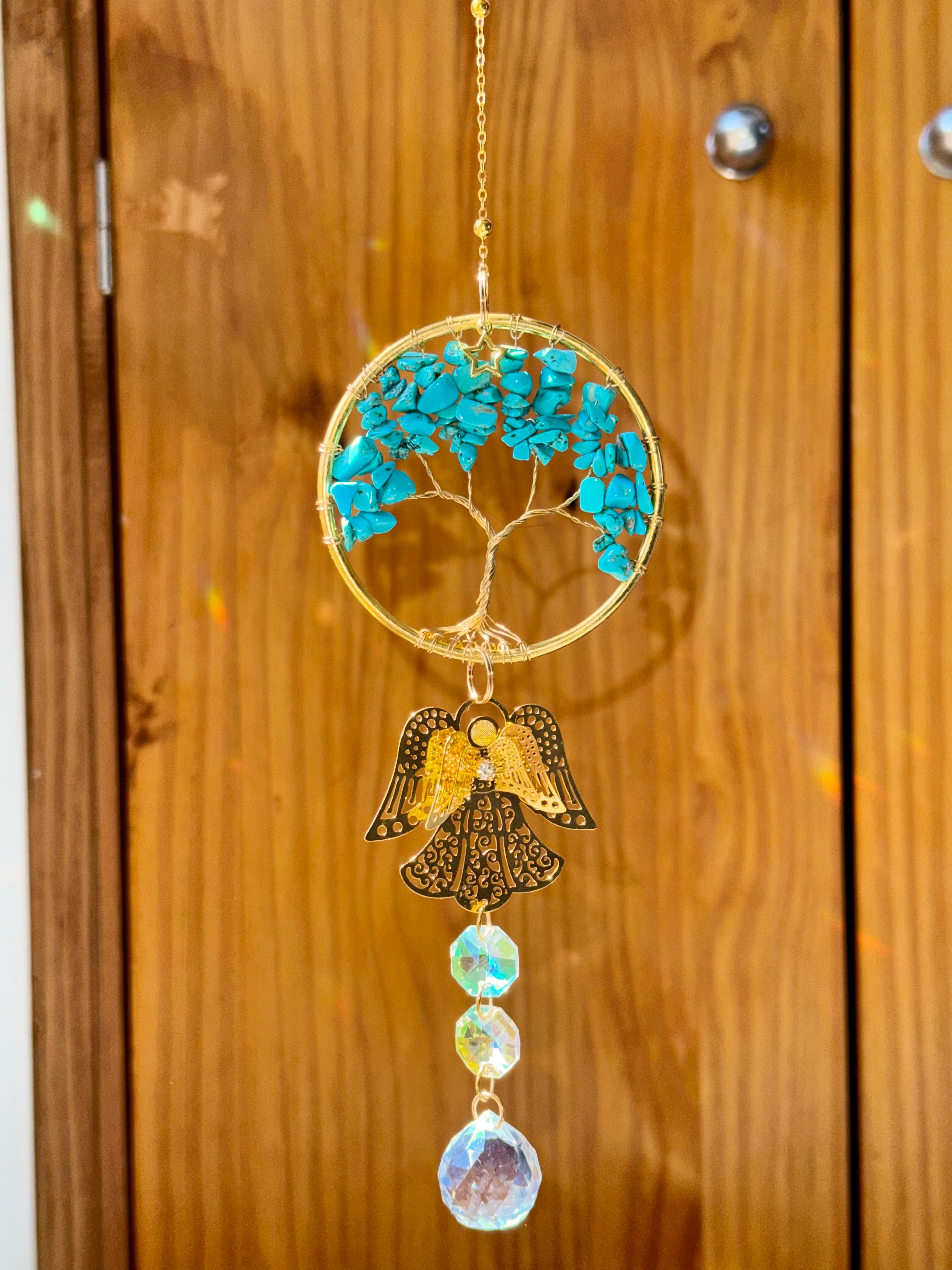 Attrape-soleil arbre de vie en pierres turquoise et ange doré – Suncatcher fait main décoration bien-être