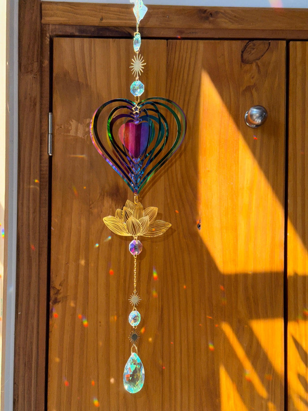 Attrape-soleil cœur et fleur de lotus – Amour, pureté et lumière irisée – Suncatcher fait main