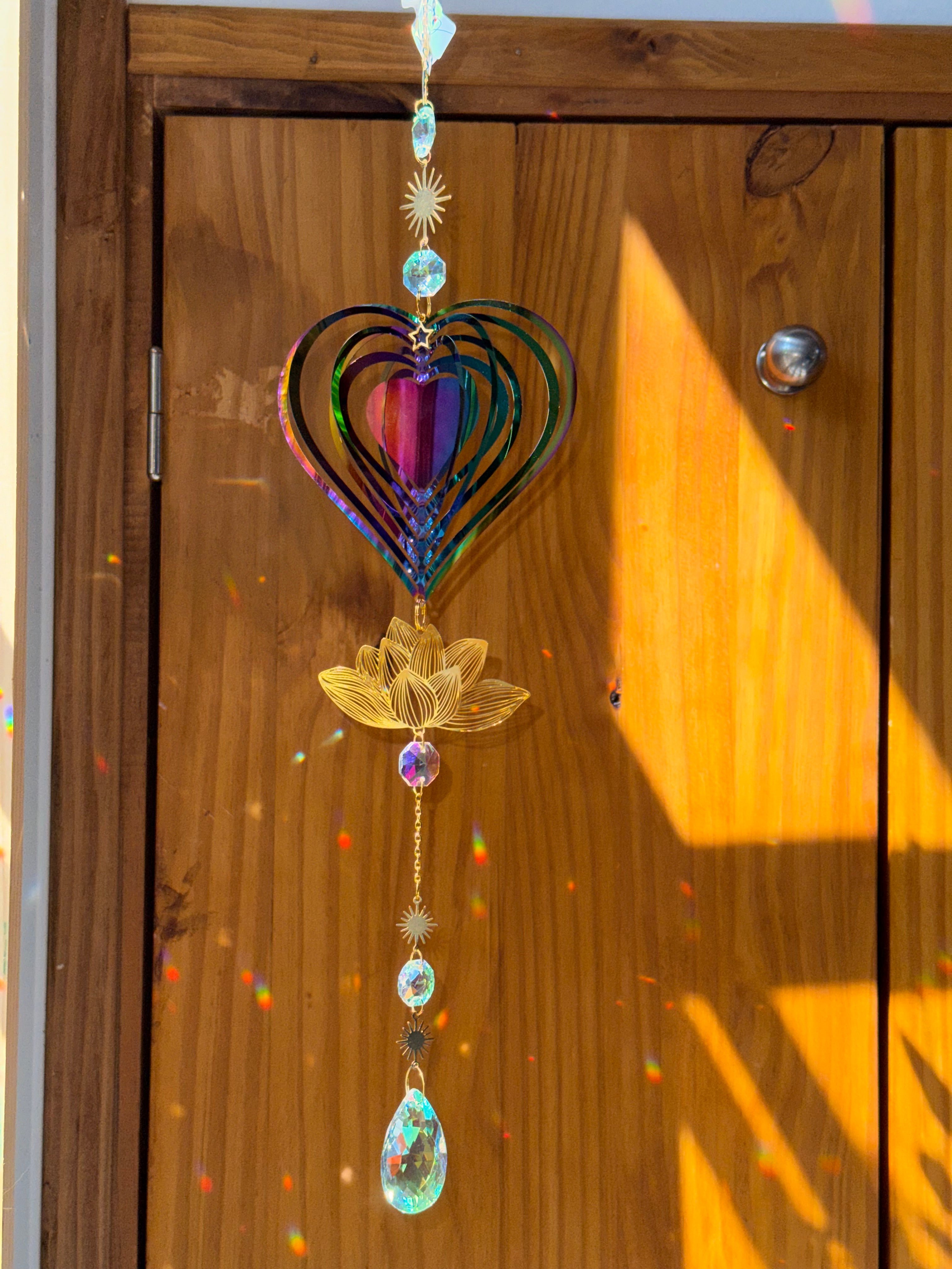 Attrape-soleil cœur et fleur de lotus – Amour, pureté et lumière irisée – Suncatcher fait main