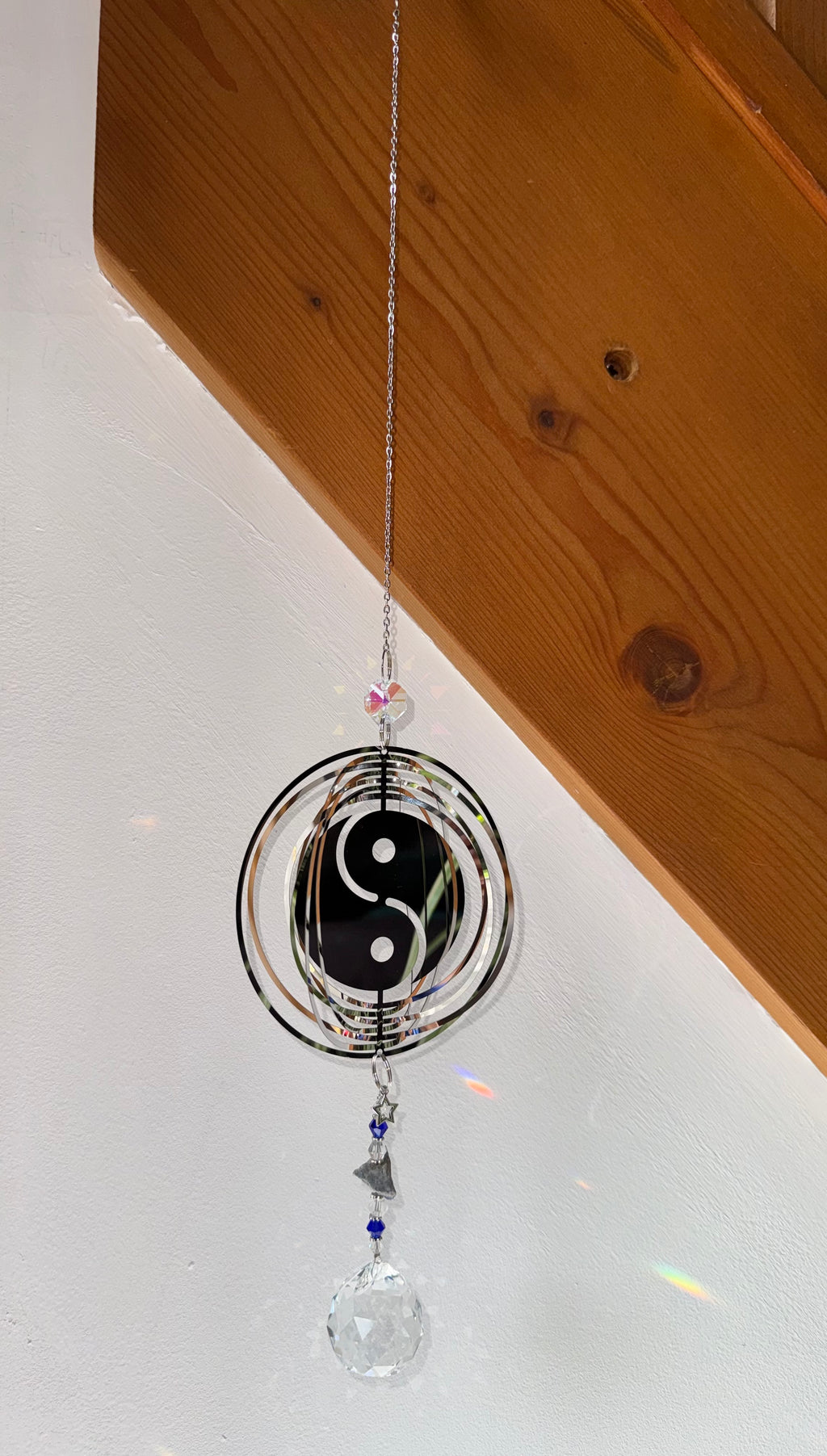 Attrape-soleil Yin Yang et lapis-lazuli en cristal – Suncatcher fait main équilibre et spiritualité