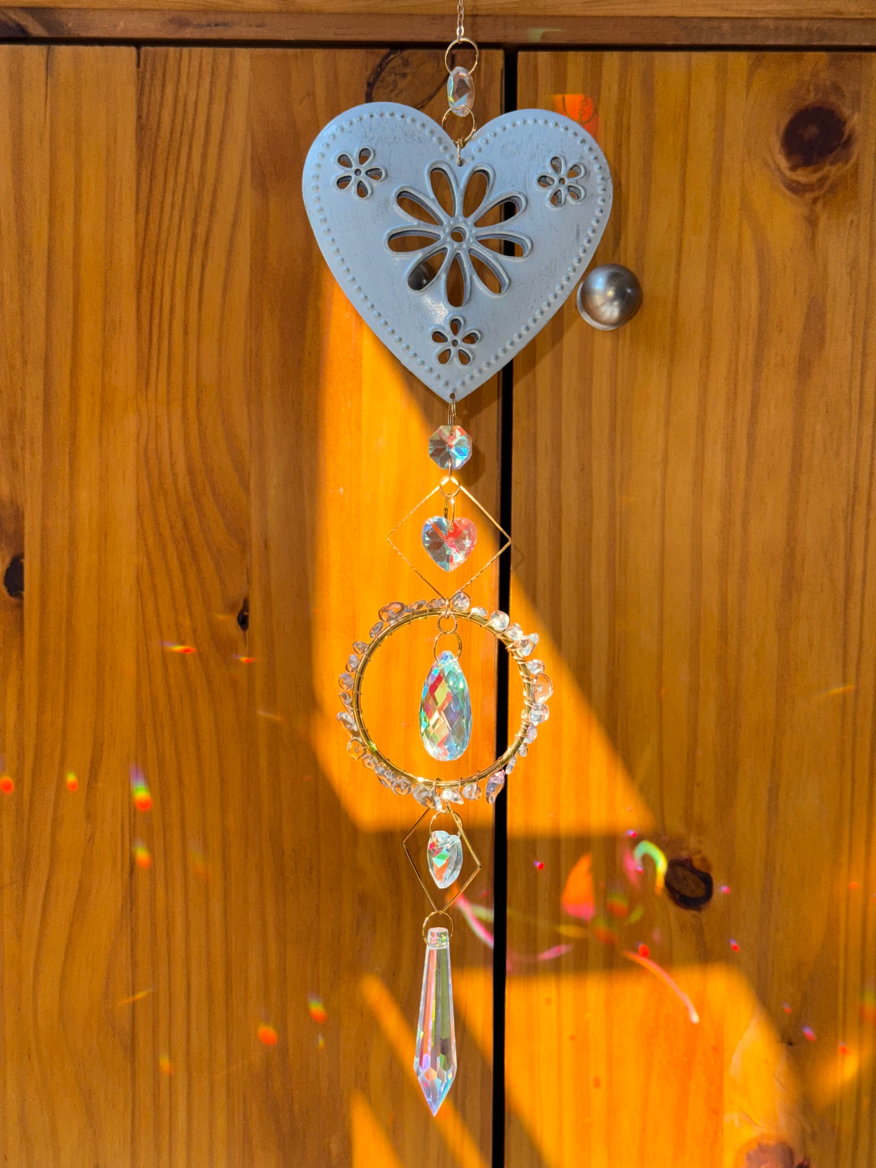 Attrape-soleil cœur blanc fleuri et cristal de roche – Suncatcher fait main