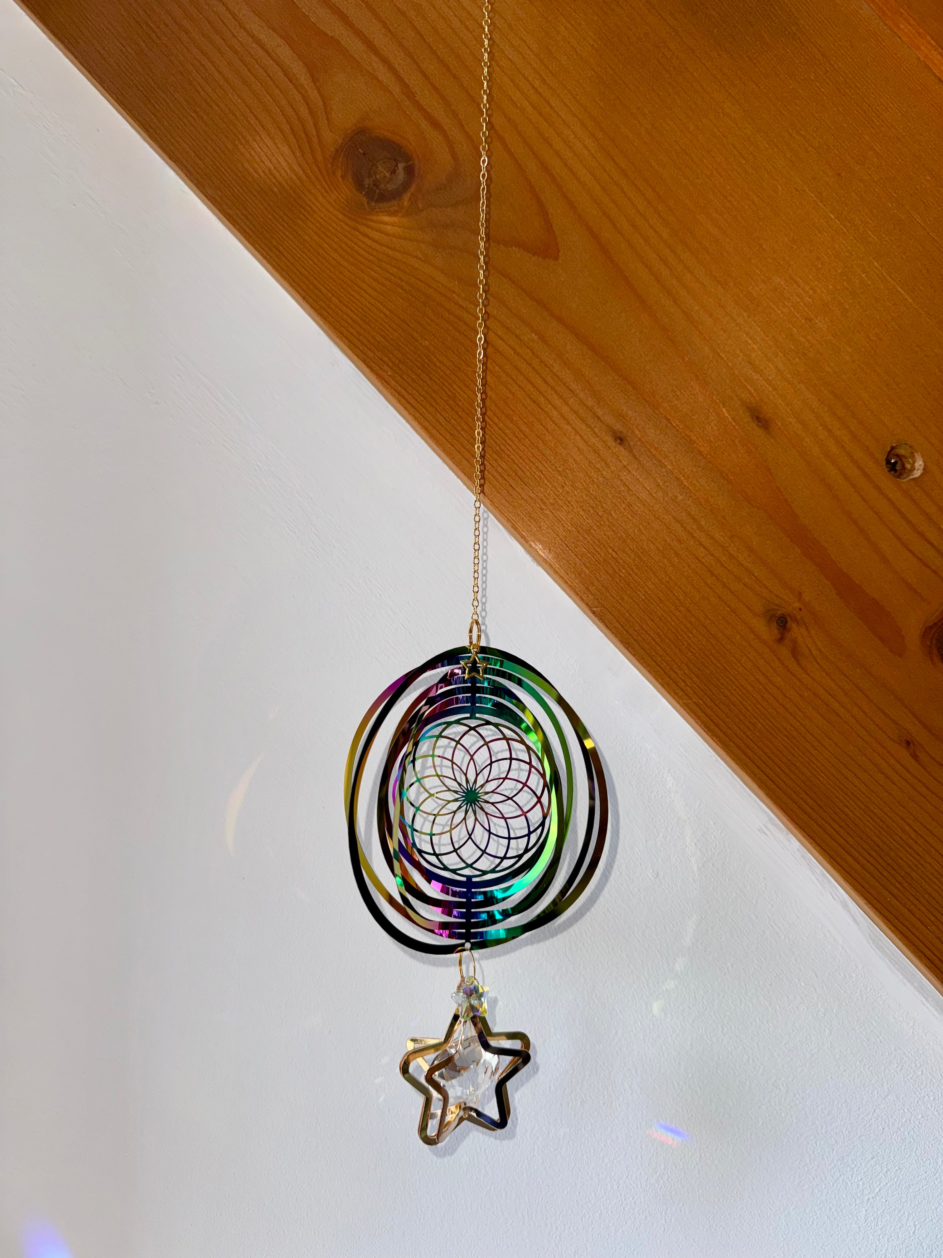 Attrape-soleil mandala coloré et étoile dorée en cristal – Suncatcher fait main décoration fenêtre lumineuse