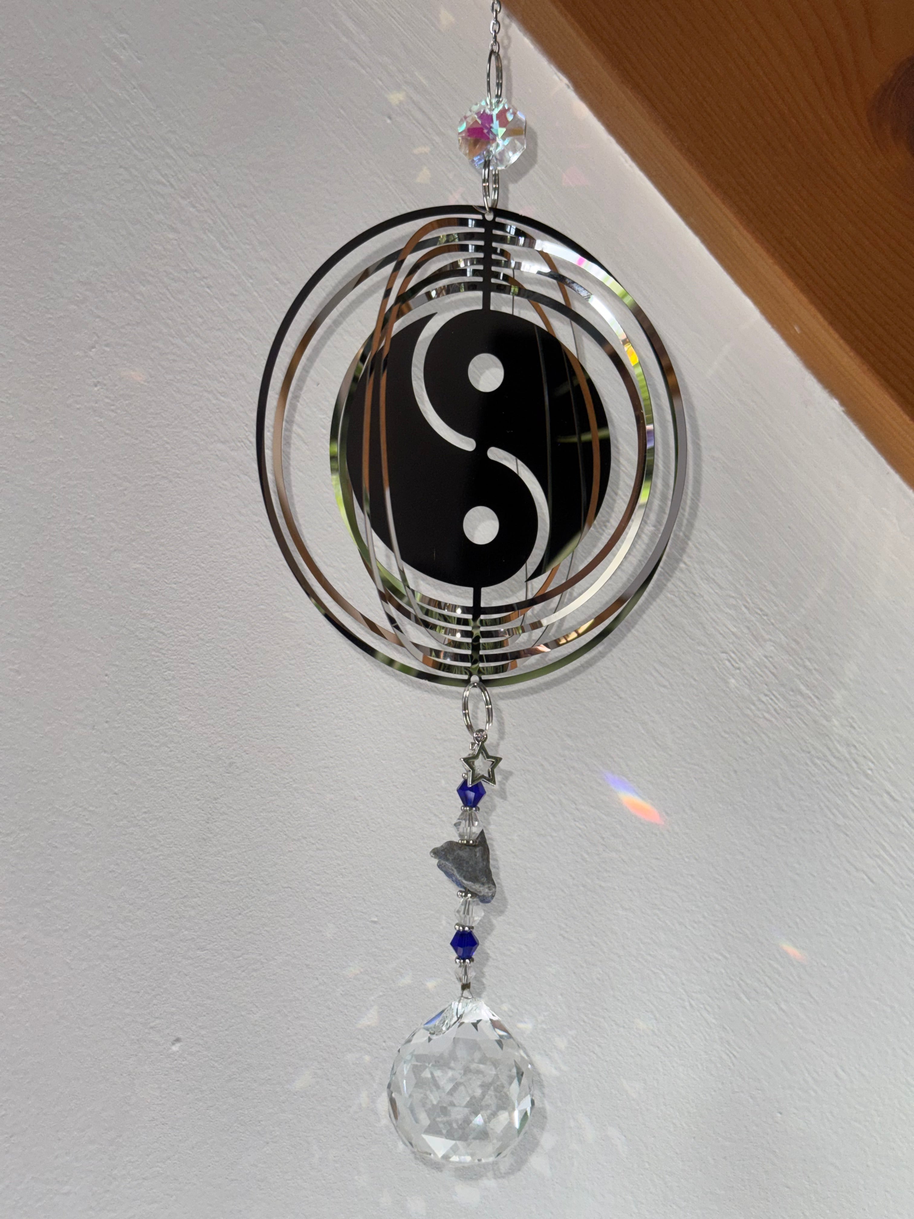 Attrape-soleil Yin Yang et lapis-lazuli en cristal – Suncatcher fait main équilibre et spiritualité