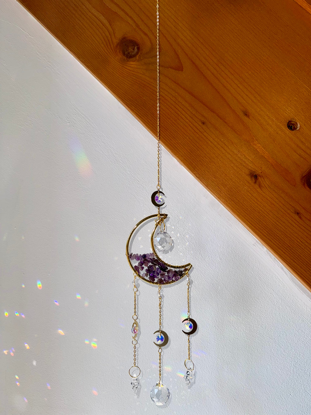 Attrape-soleil petite lune et pierres d’améthyste avec prismes en cristal – Suncatcher fait main décoration fenêtre lumineuse