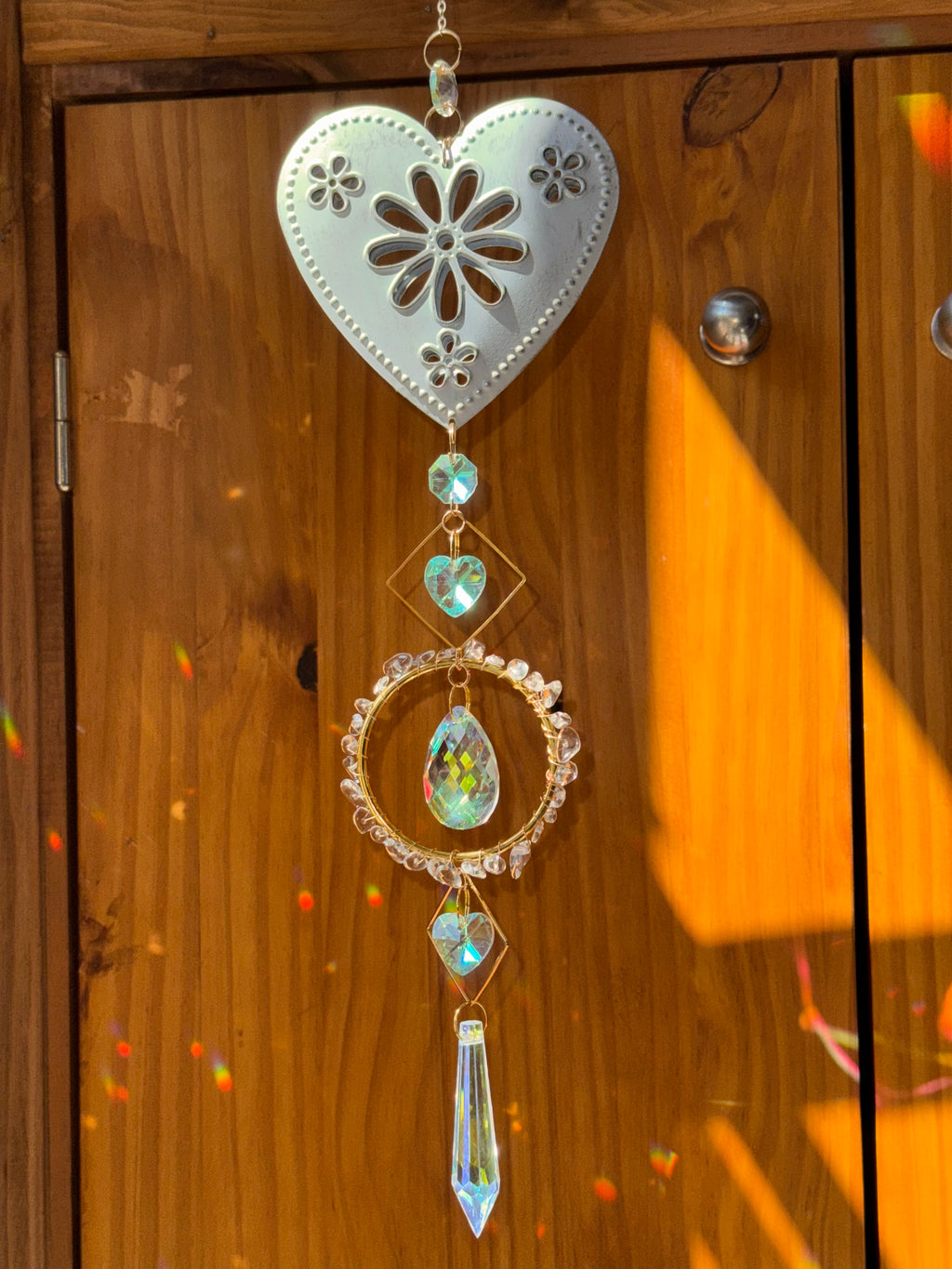 Attrape-soleil cœur blanc fleuri et cristal de roche – Suncatcher fait main