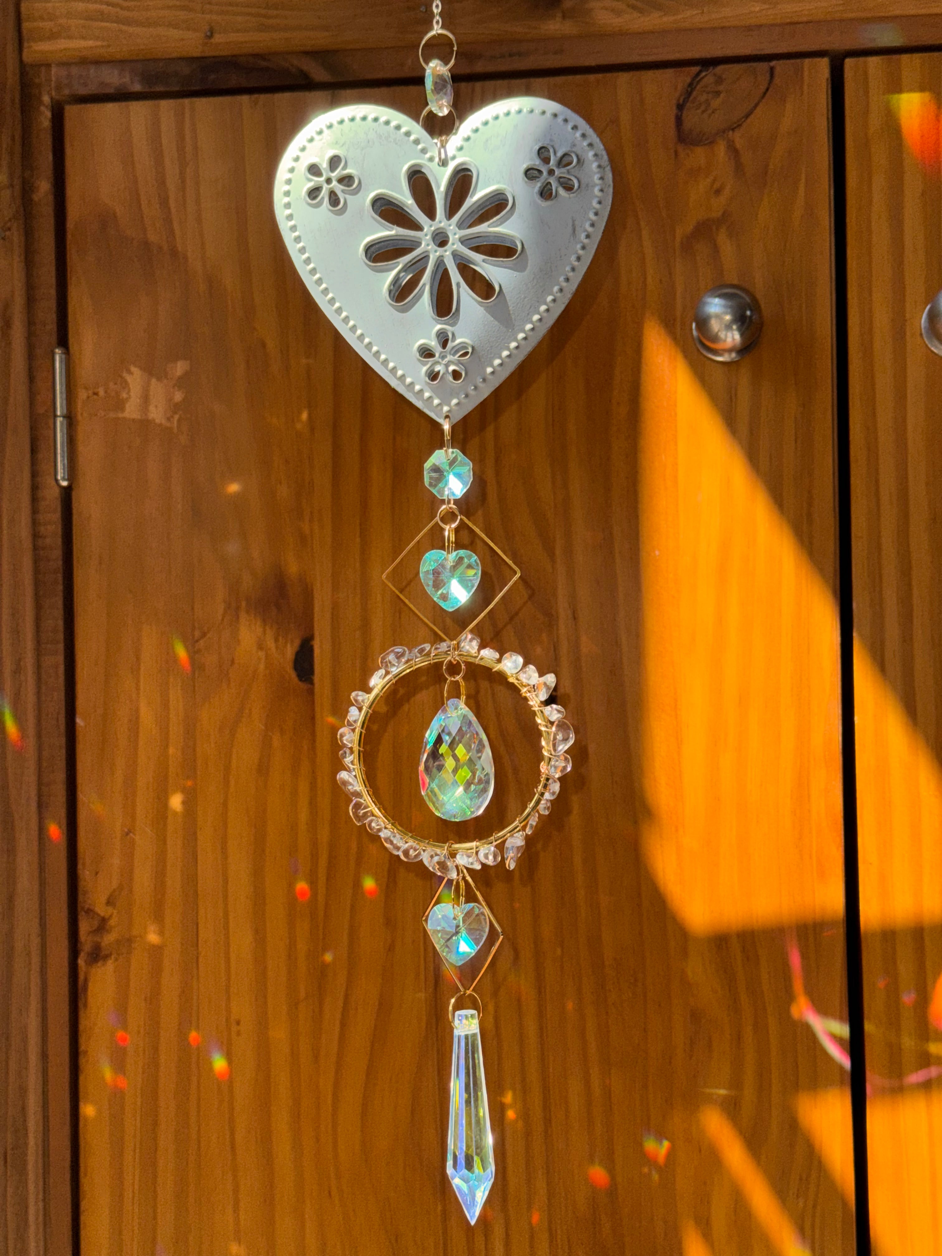 Attrape-soleil cœur blanc fleuri et cristal de roche – Suncatcher fait main