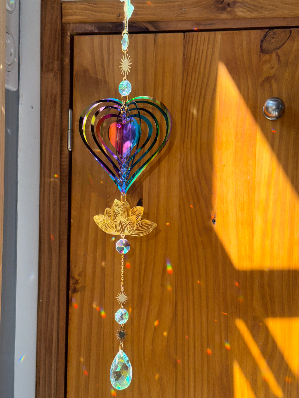 Attrape-soleil cœur et fleur de lotus – Amour, pureté et lumière irisée – Suncatcher fait main