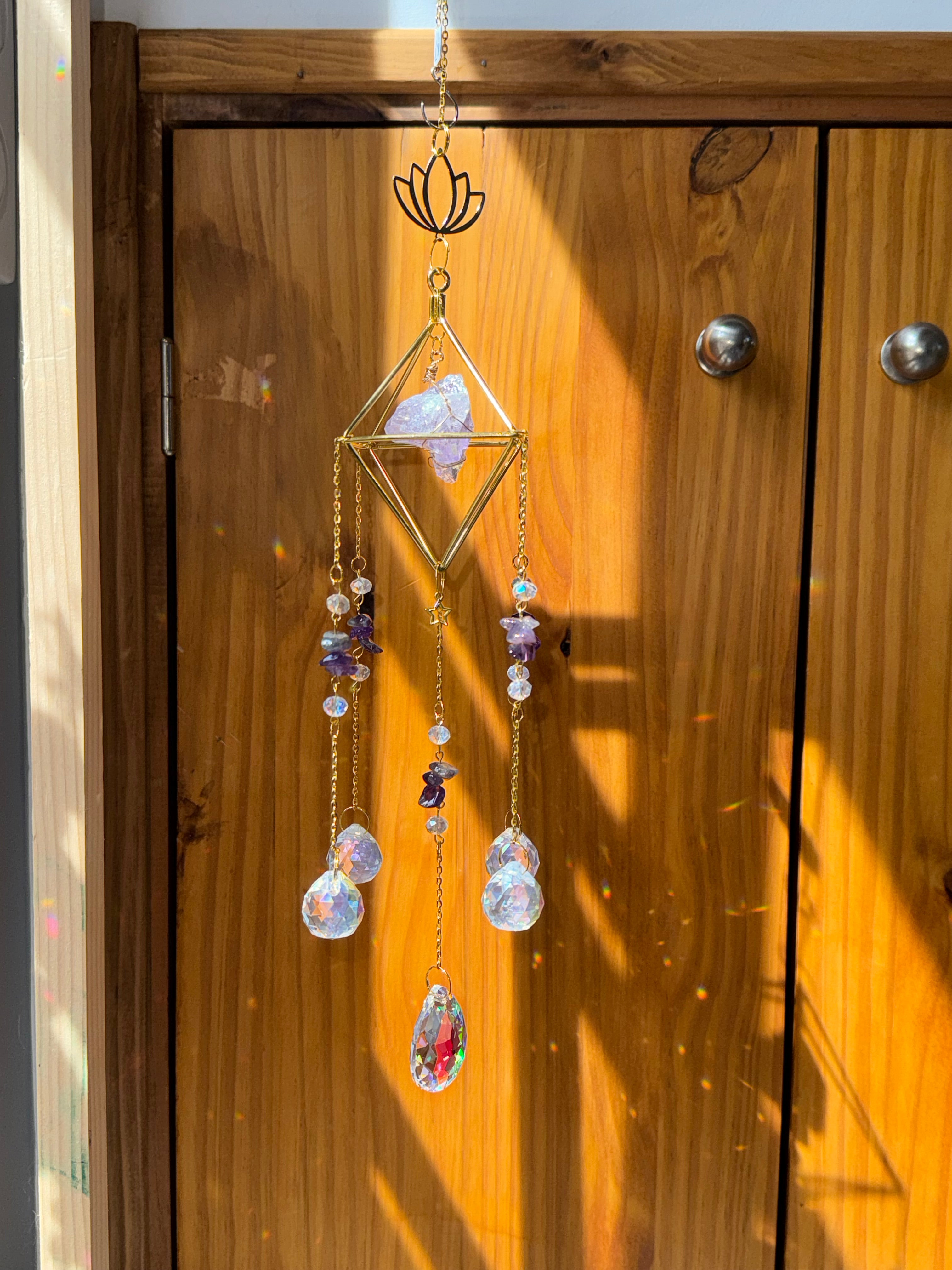 Attrape-soleil cage dorée, fleur de lotus et pierres d’améthyste – Suncatcher fait main décoration bien-être