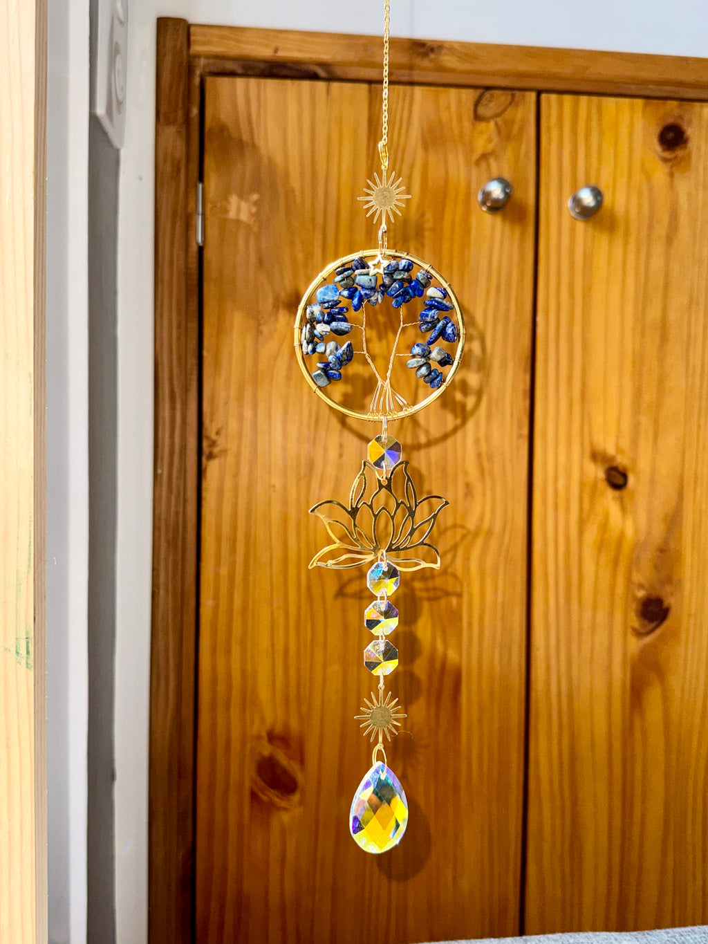 Attrape-soleil arbre de vie en lapis lazuli et fleur de lotus dorée – Suncatcher fait main décoration bien-être