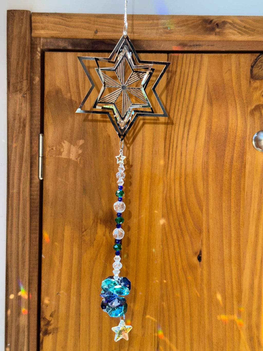 Attrape-soleil étoile argentée et pierres bleues et vertes – Suncatcher fait main décoration lumineuse