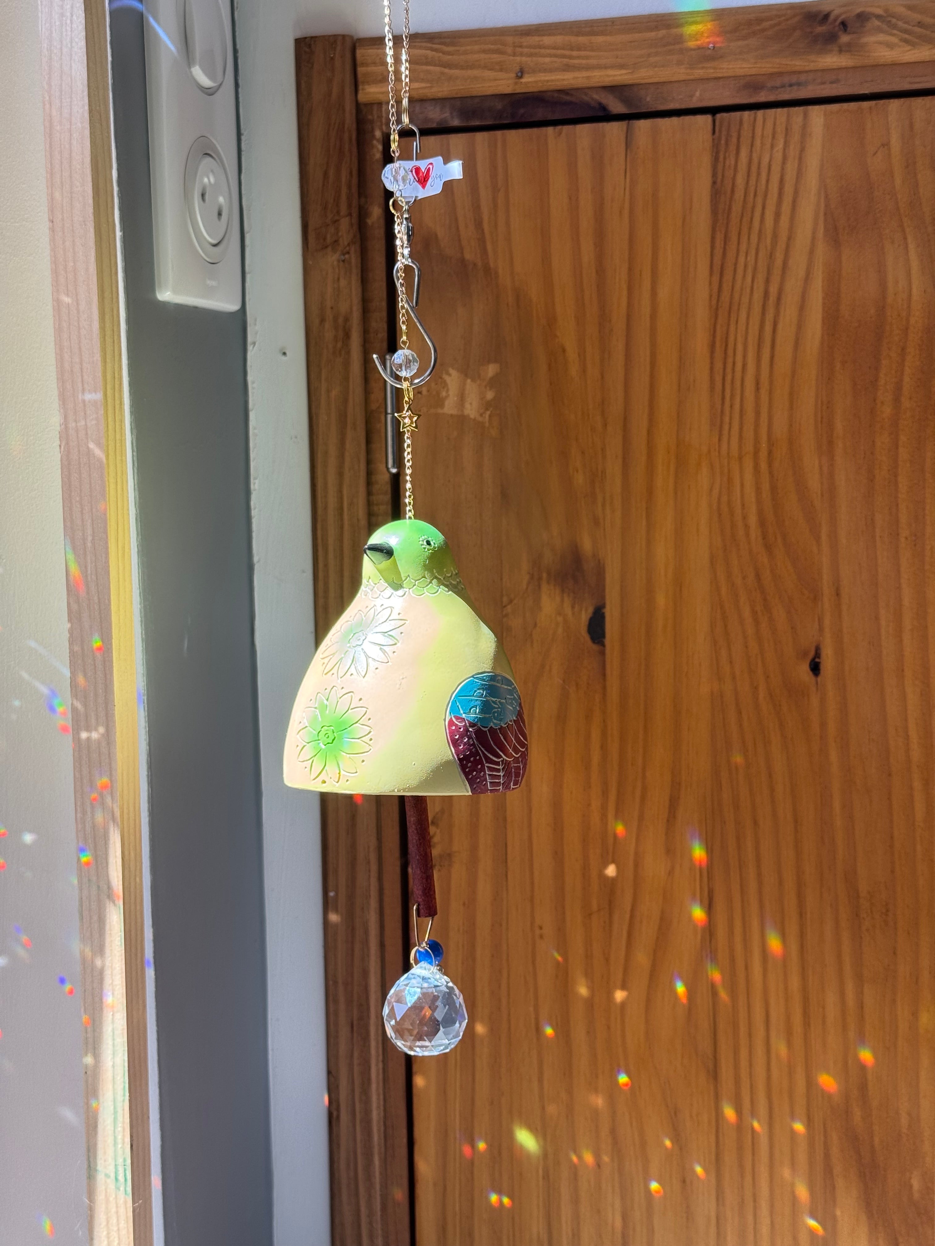 Attrape-soleil printanier oiseau coloré et prisme rond – Suncatcher fait main décoration lumineuse