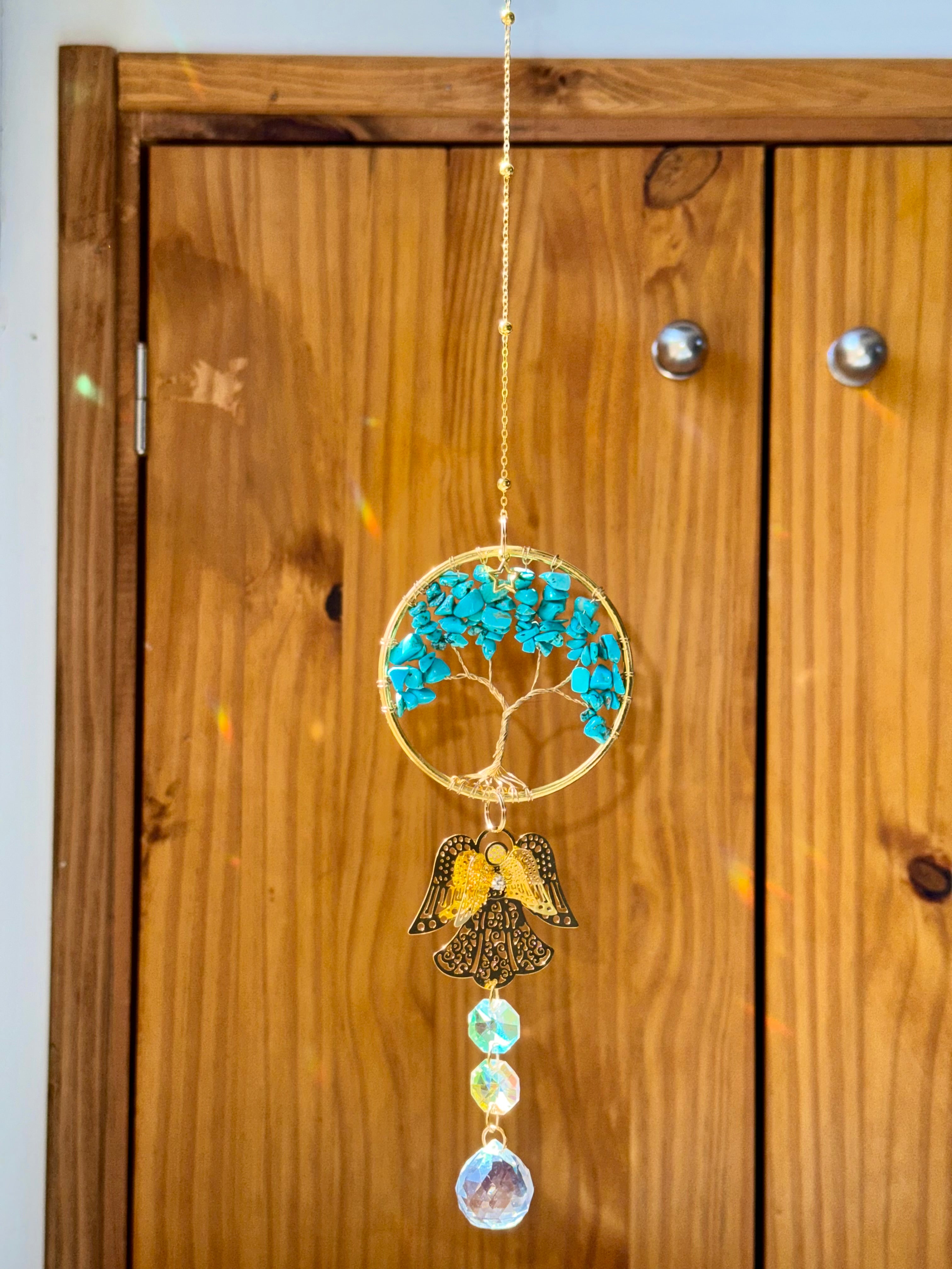 Attrape-soleil arbre de vie en pierres turquoise et ange doré – Suncatcher fait main décoration bien-être