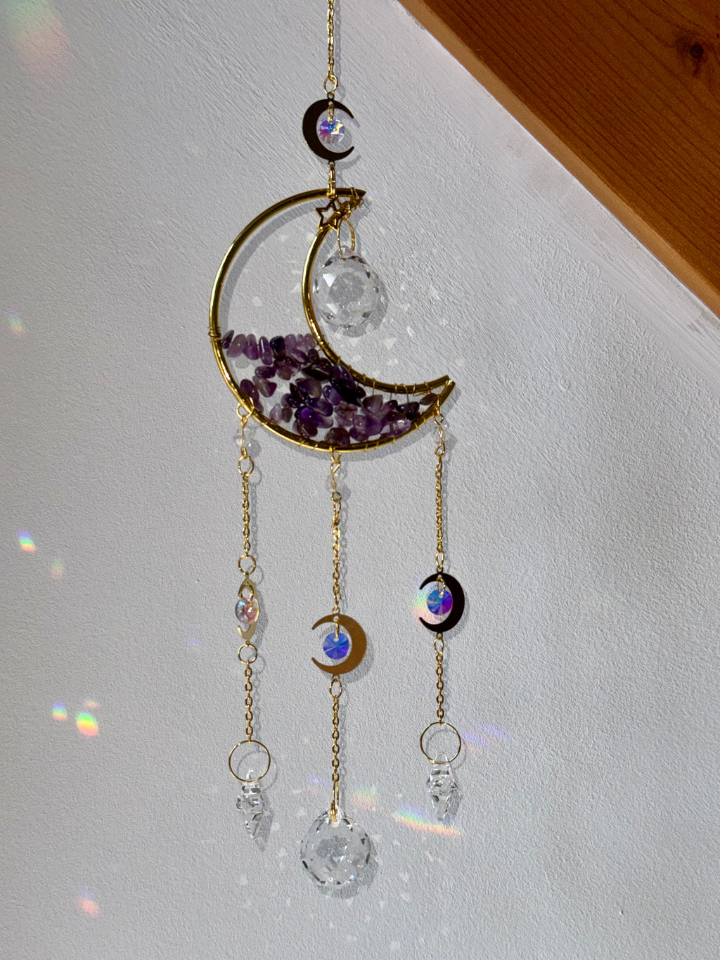 Attrape-soleil petite lune et pierres d’améthyste avec prismes en cristal – Suncatcher fait main décoration fenêtre lumineuse