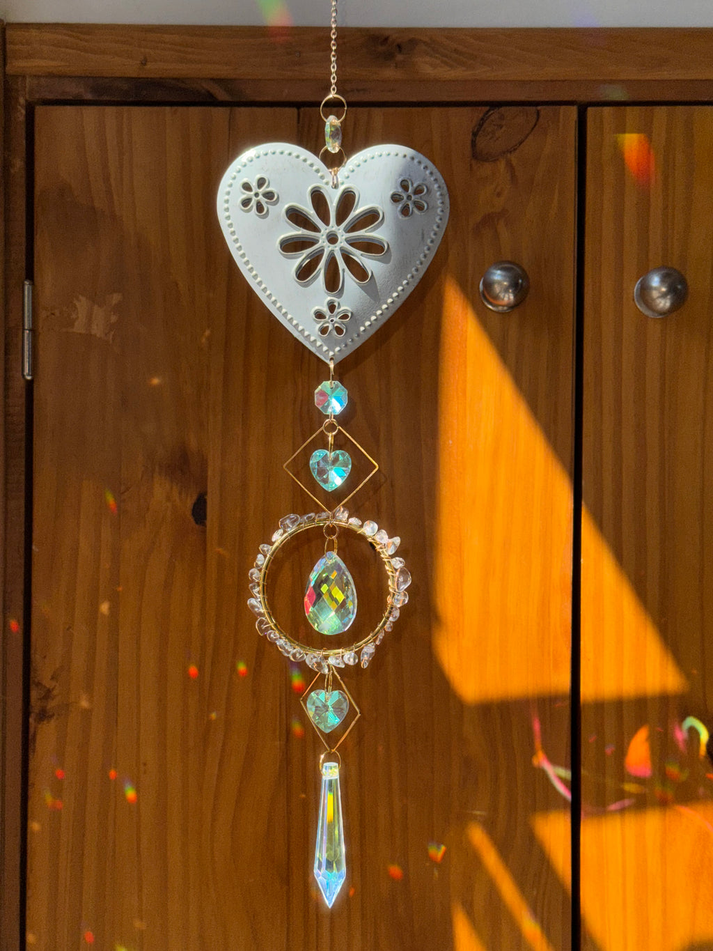 Attrape-soleil cœur blanc fleuri et cristal de roche – Suncatcher fait main